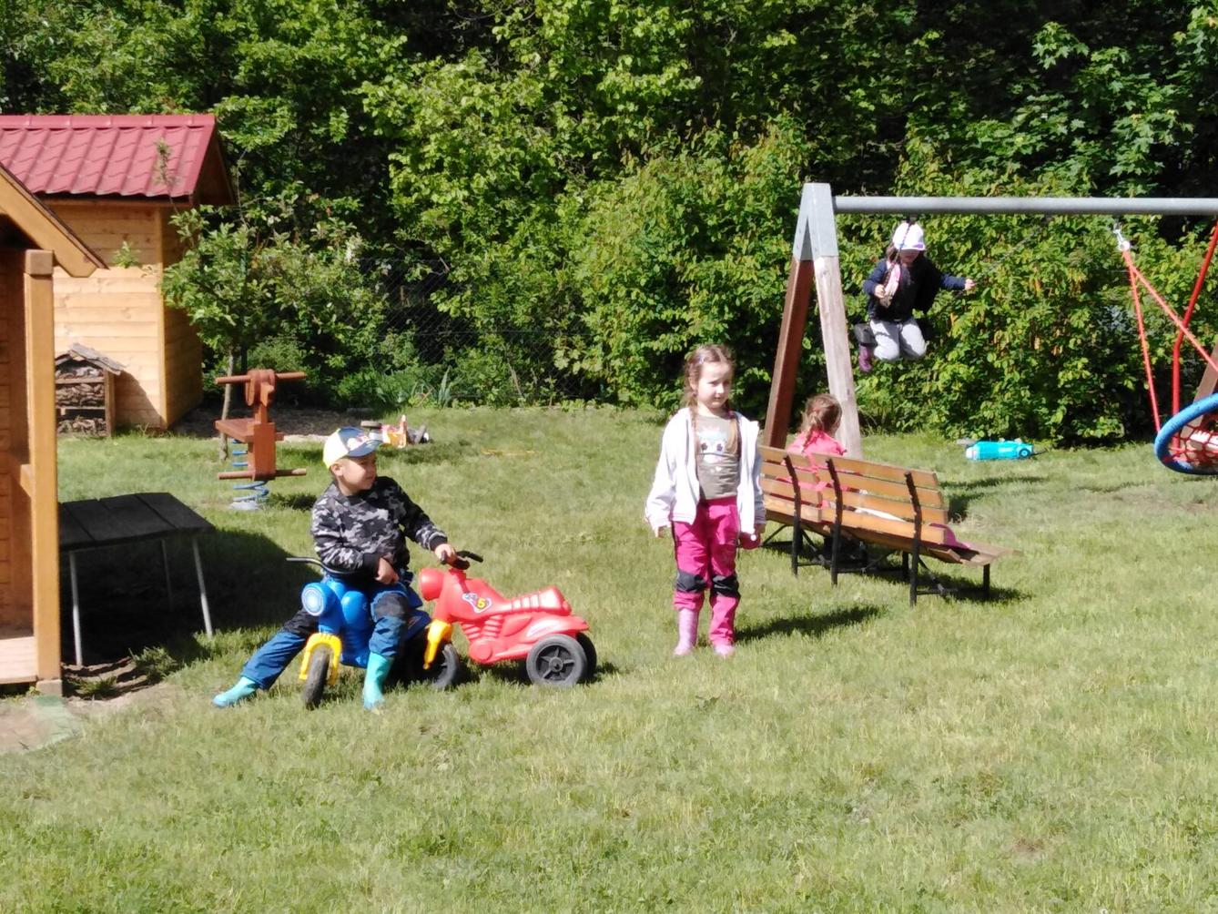 zpátky ve školce: "UŽÍVÁME ZAHRADY:-)" - 5