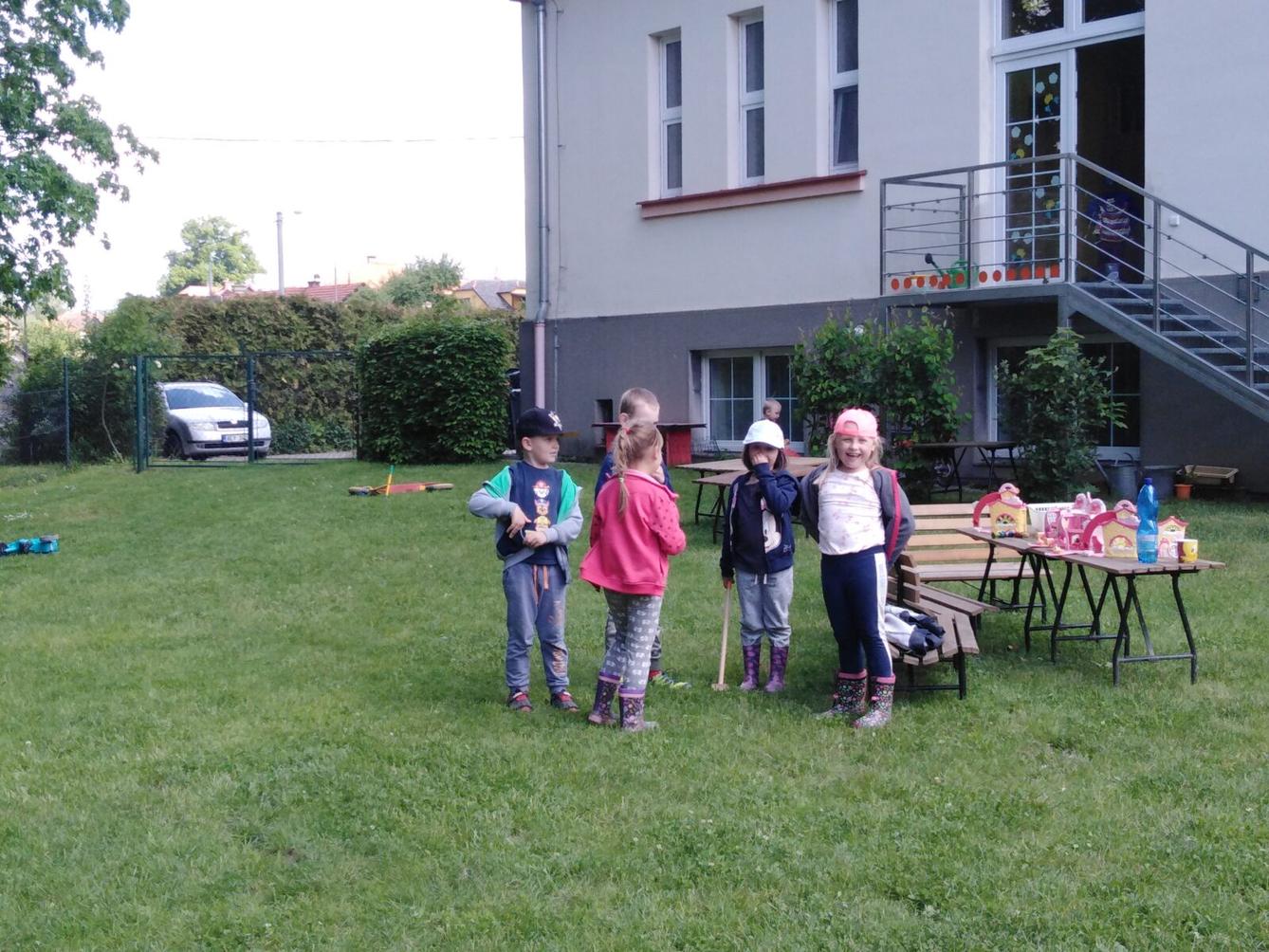 zpátky ve školce: "UŽÍVÁME ZAHRADY:-)" - 6