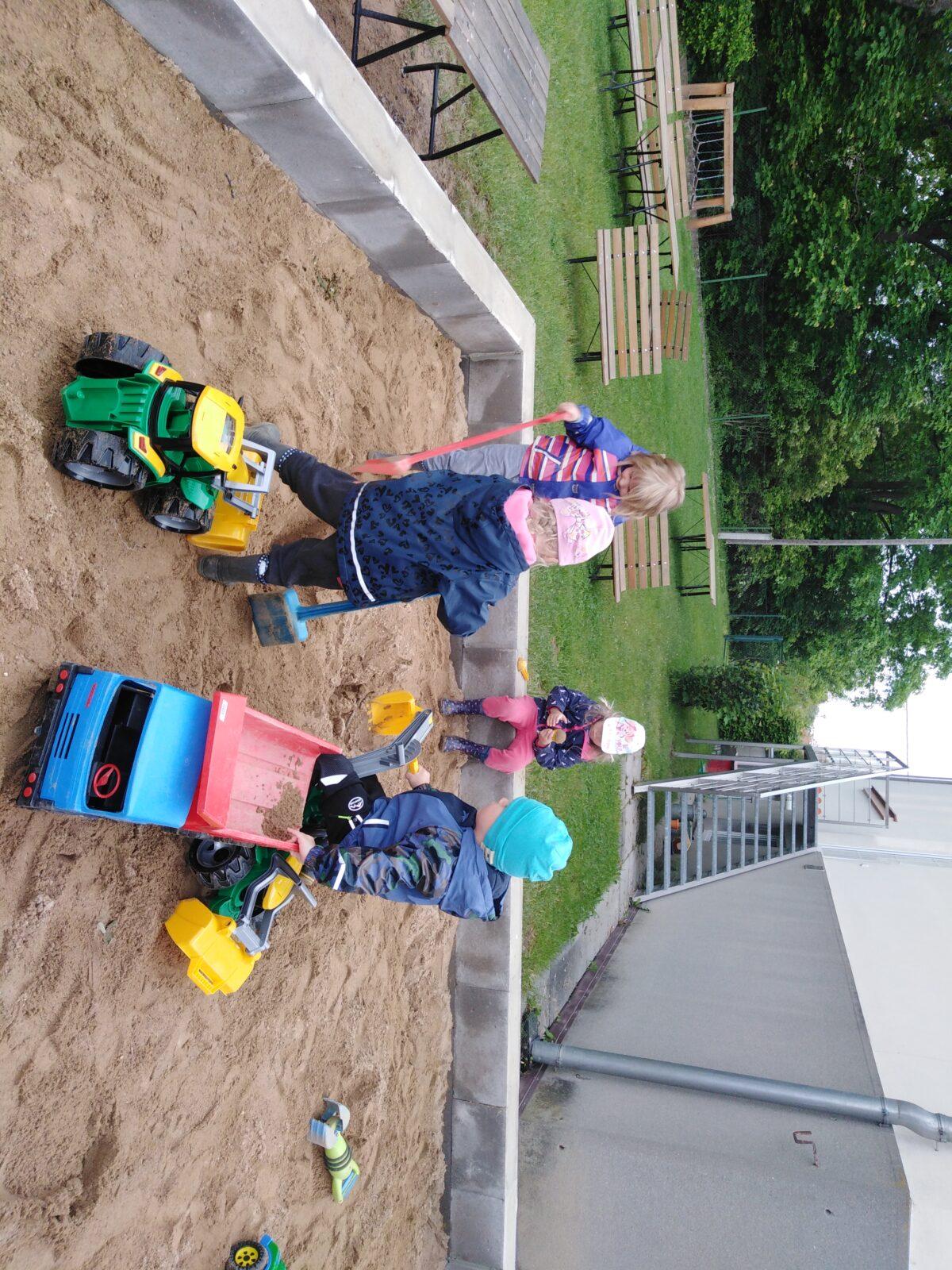 zpátky ve školce: "UŽÍVÁME ZAHRADY:-)" - 7