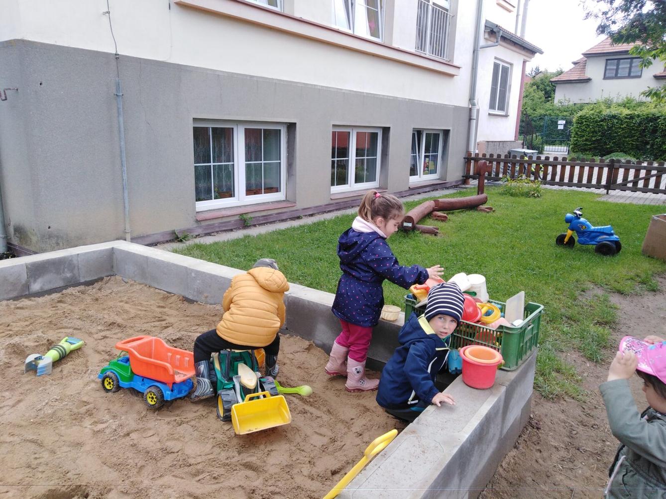 zpátky ve školce: "UŽÍVÁME ZAHRADY:-)" - 8