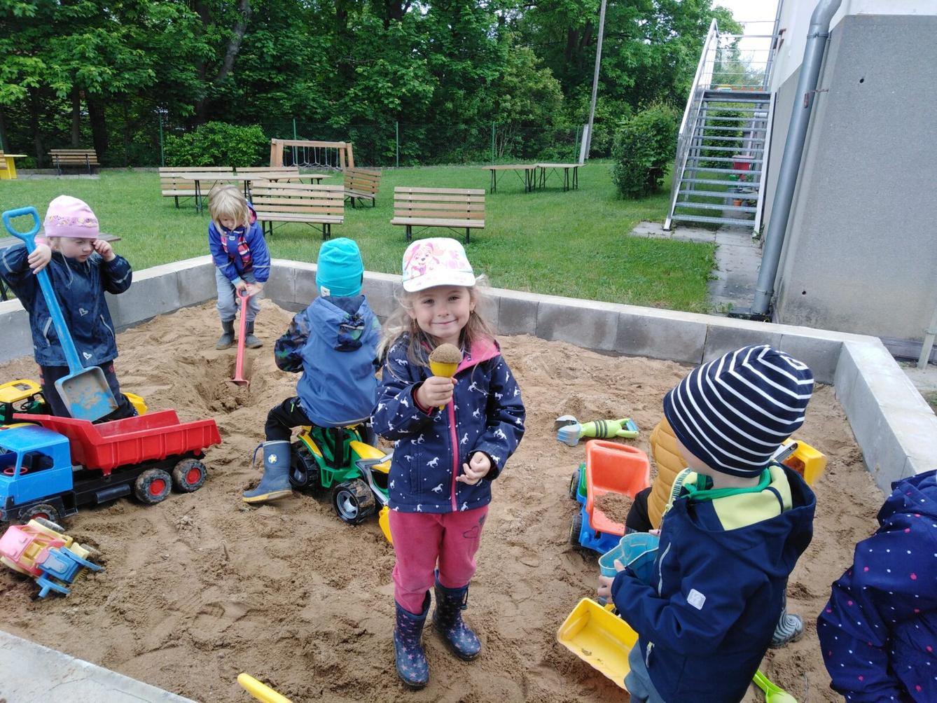 zpátky ve školce: "UŽÍVÁME ZAHRADY:-)" - 9