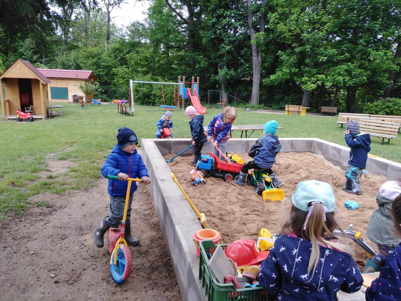 zpátky ve školce: "UŽÍVÁME ZAHRADY:-)" - 10