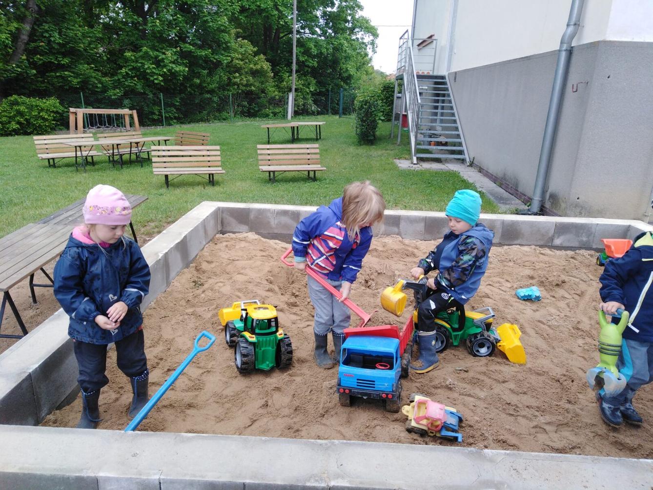 zpátky ve školce: "UŽÍVÁME ZAHRADY:-)" - 11