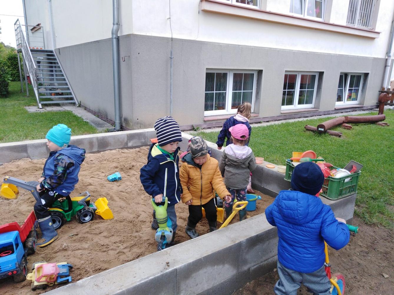 zpátky ve školce: "UŽÍVÁME ZAHRADY:-)" - 12