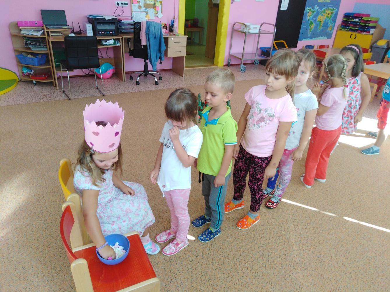 Broučci slaví: Adélka měla narozeniny - 5