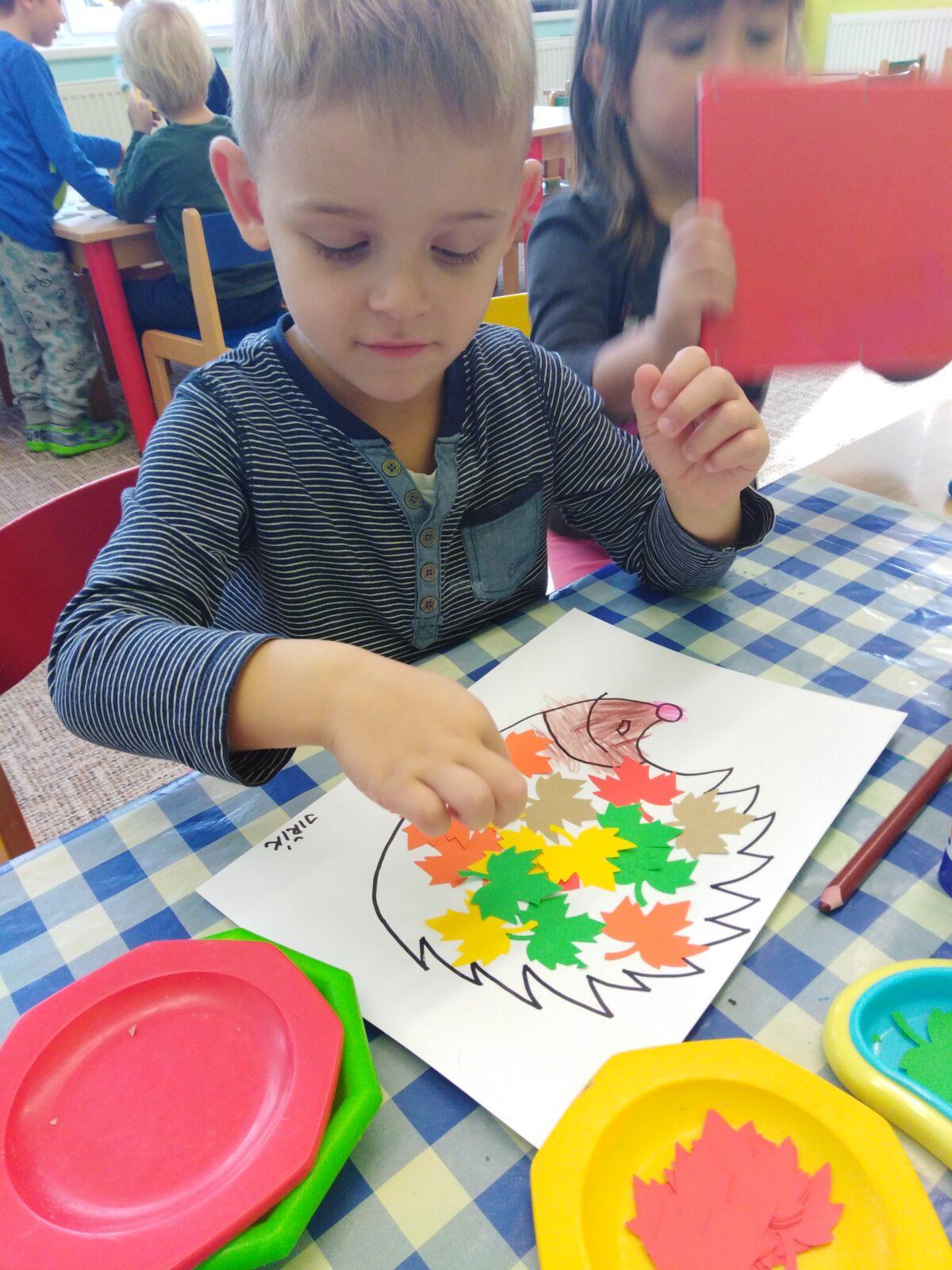 Broučci: "Tvořeníčko, tvoření" - "Listí žloutne, poletuje" - 43