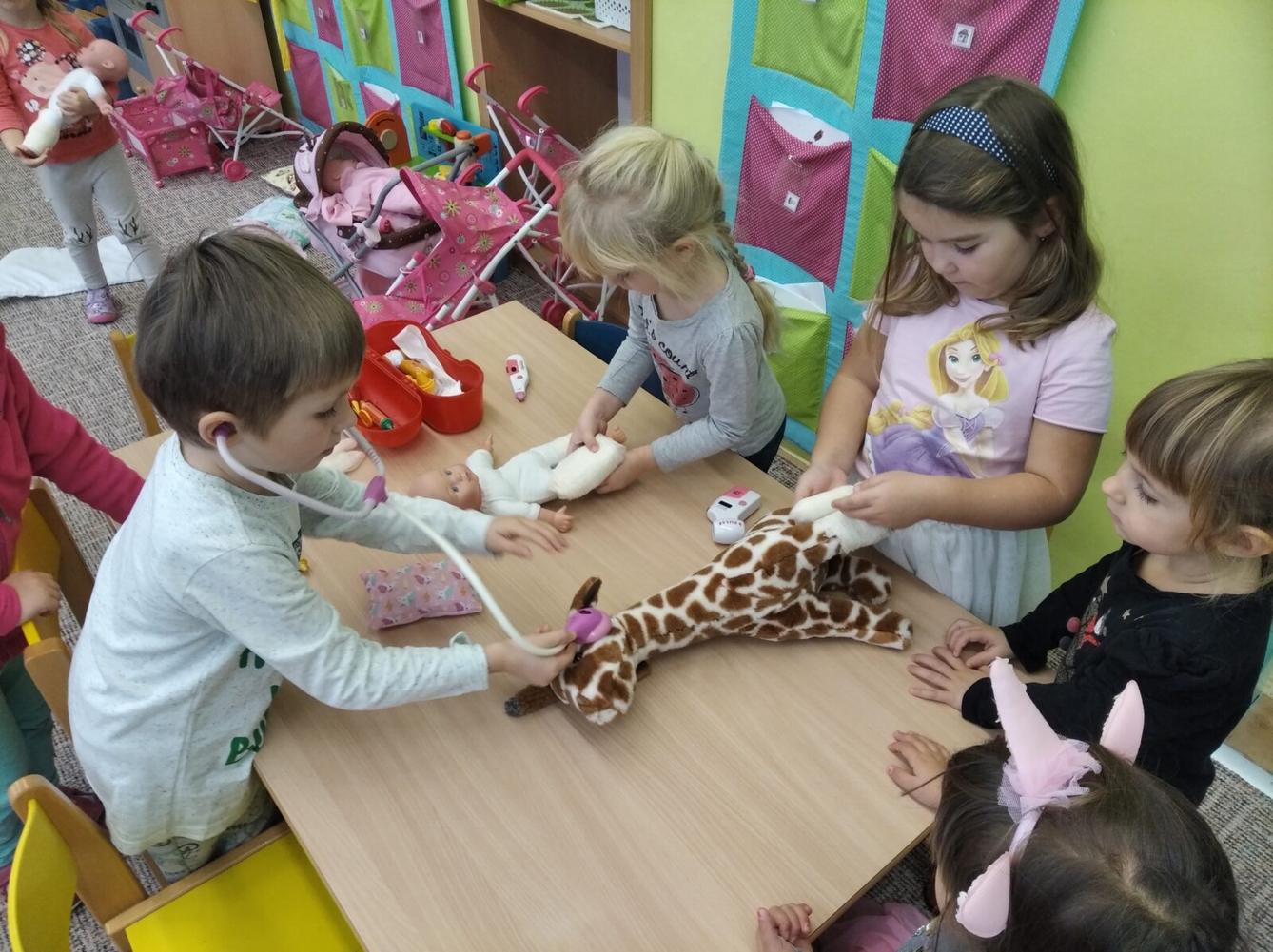 Broučci: "zdraví x nemoc" aneb "když Alenka stůně" - 2