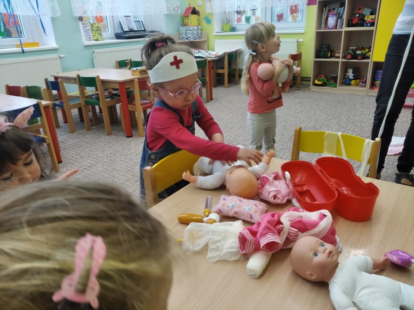 Broučci: "zdraví x nemoc" aneb "když Alenka stůně" - 5