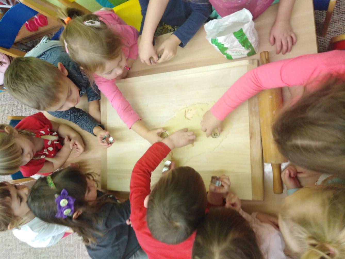 Broučci: pečeme linecké cukroví:-) - 2