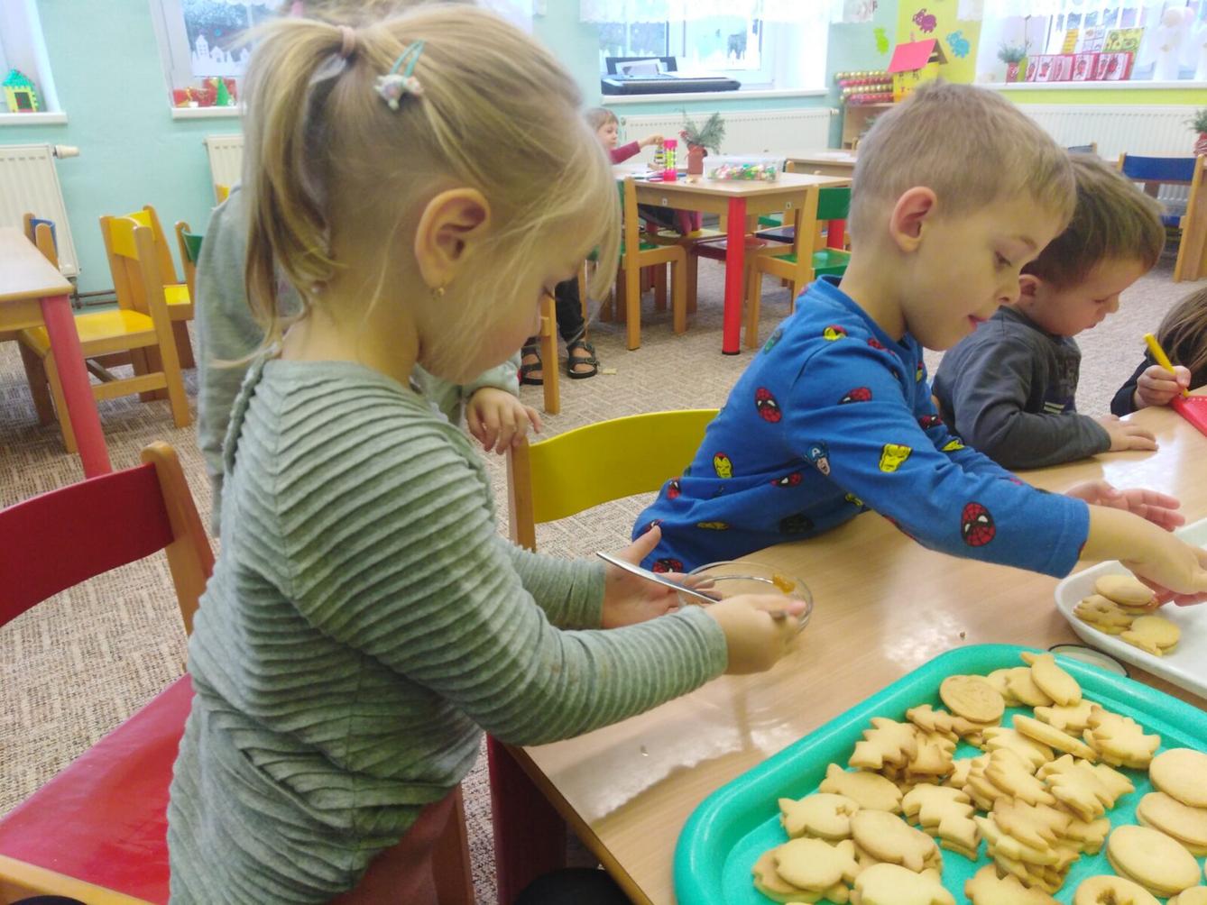 Broučci: slepujeme linecké cukroví :-) - 4
