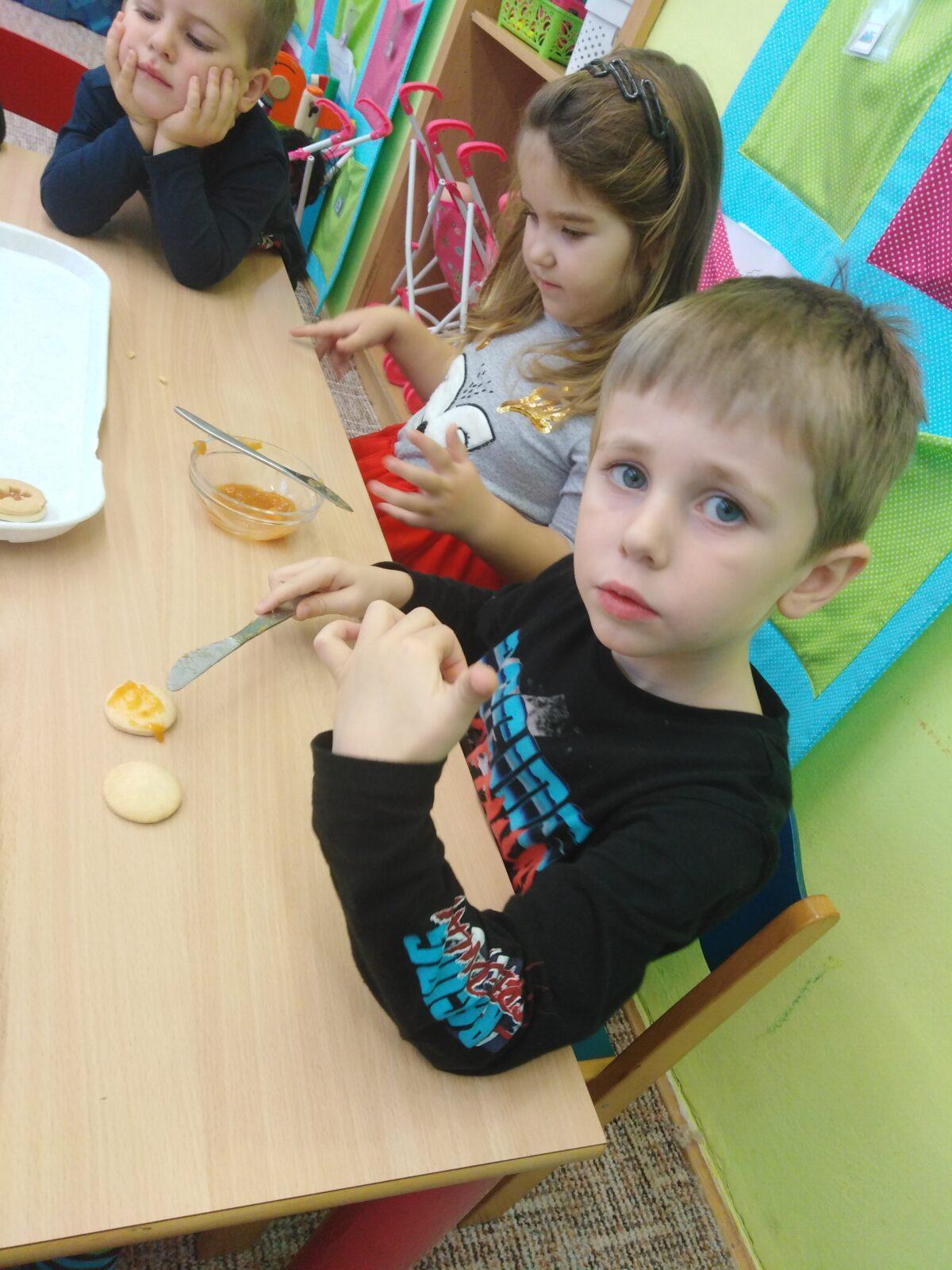 Broučci: slepujeme linecké cukroví :-) - 7