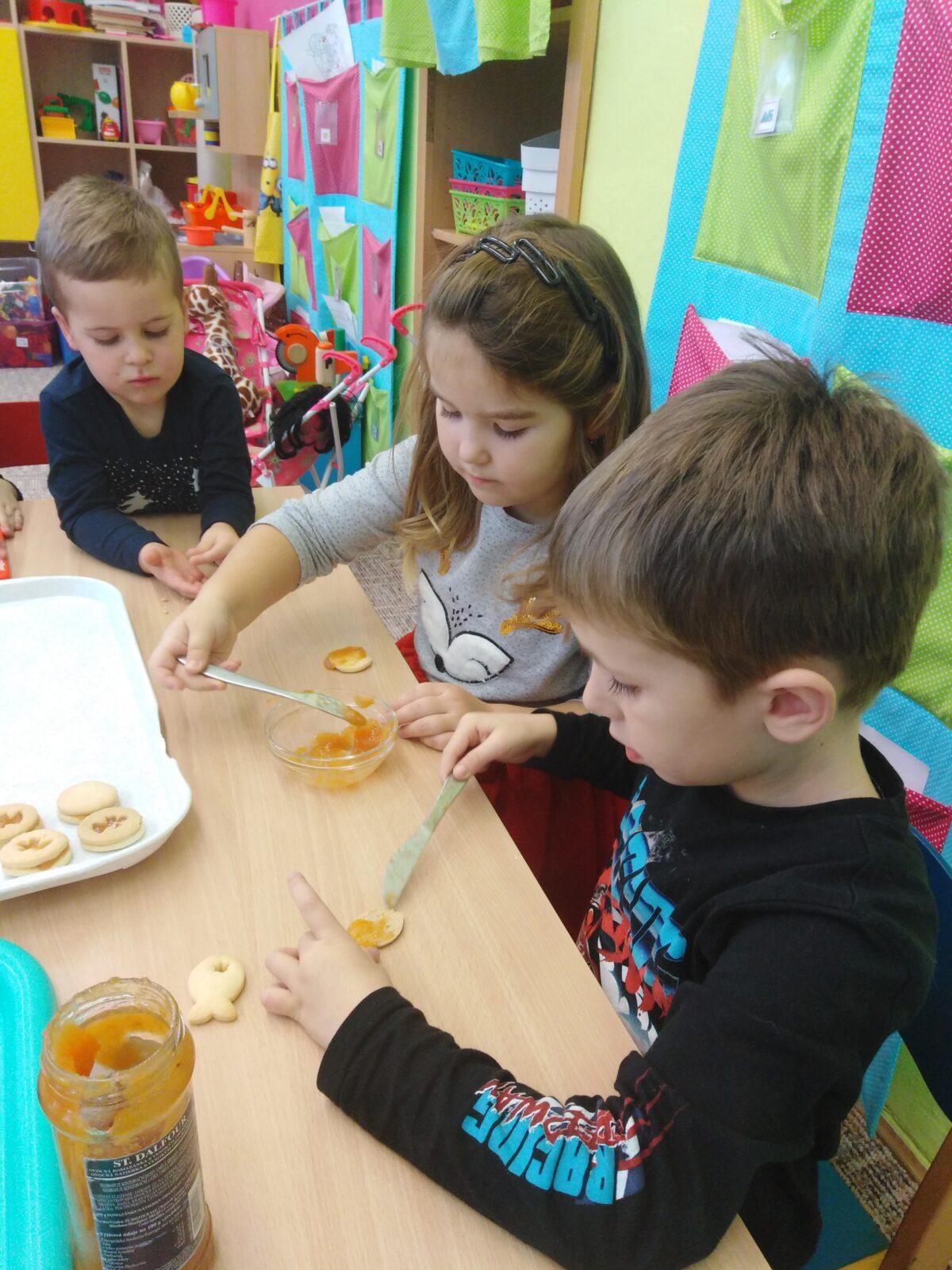 Broučci: slepujeme linecké cukroví :-) - 9