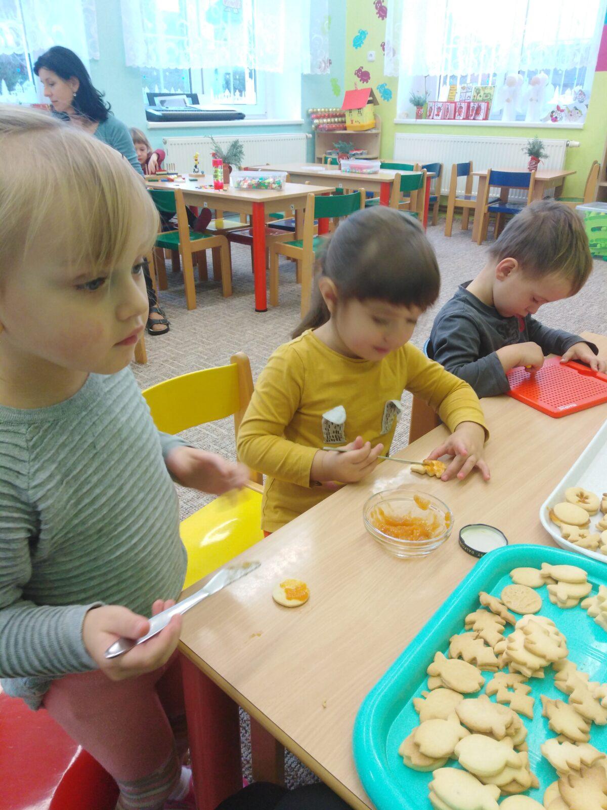 Broučci: slepujeme linecké cukroví :-) - 10