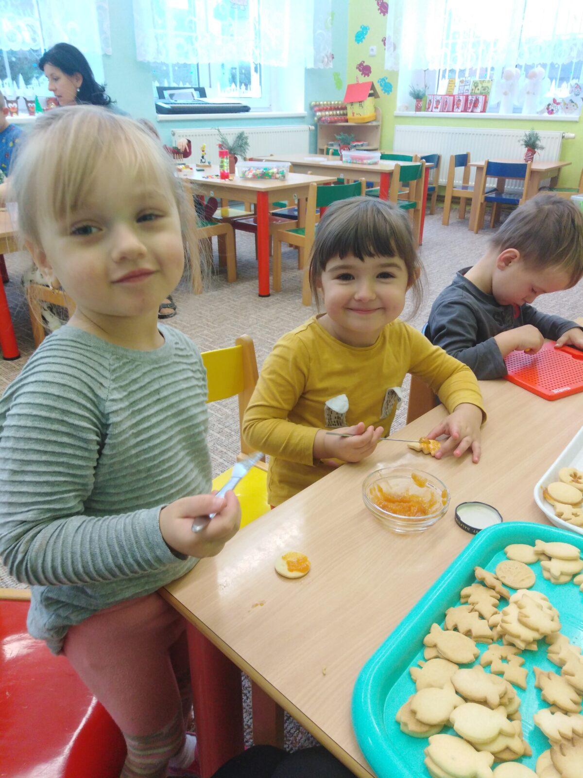 Broučci: slepujeme linecké cukroví :-) - 11