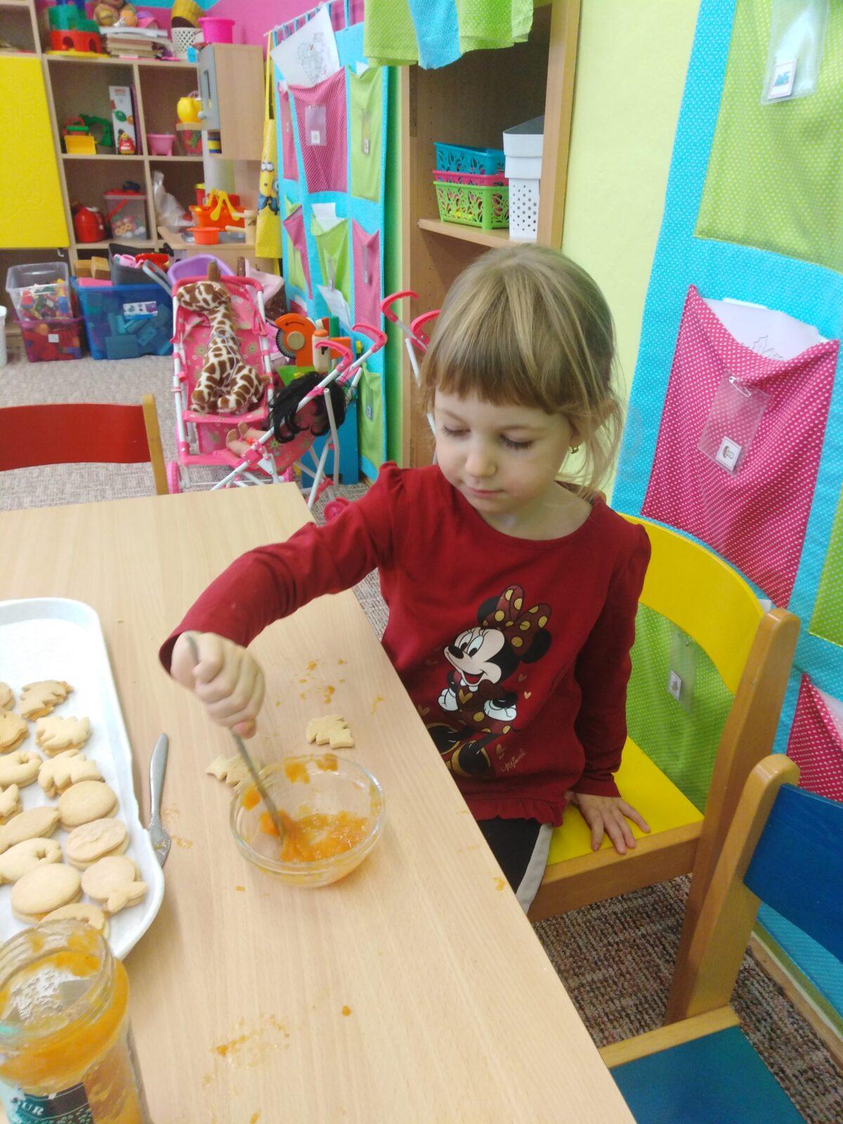 Broučci: slepujeme linecké cukroví :-) - 13