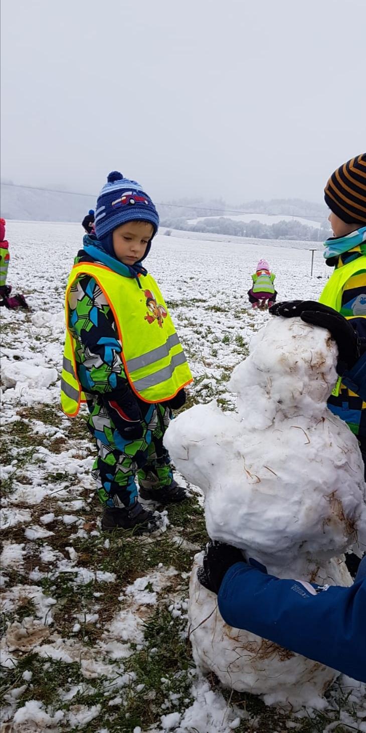 Broučci: užíváme si prvního sněhu a stavíme sněhuláky :-) - 16