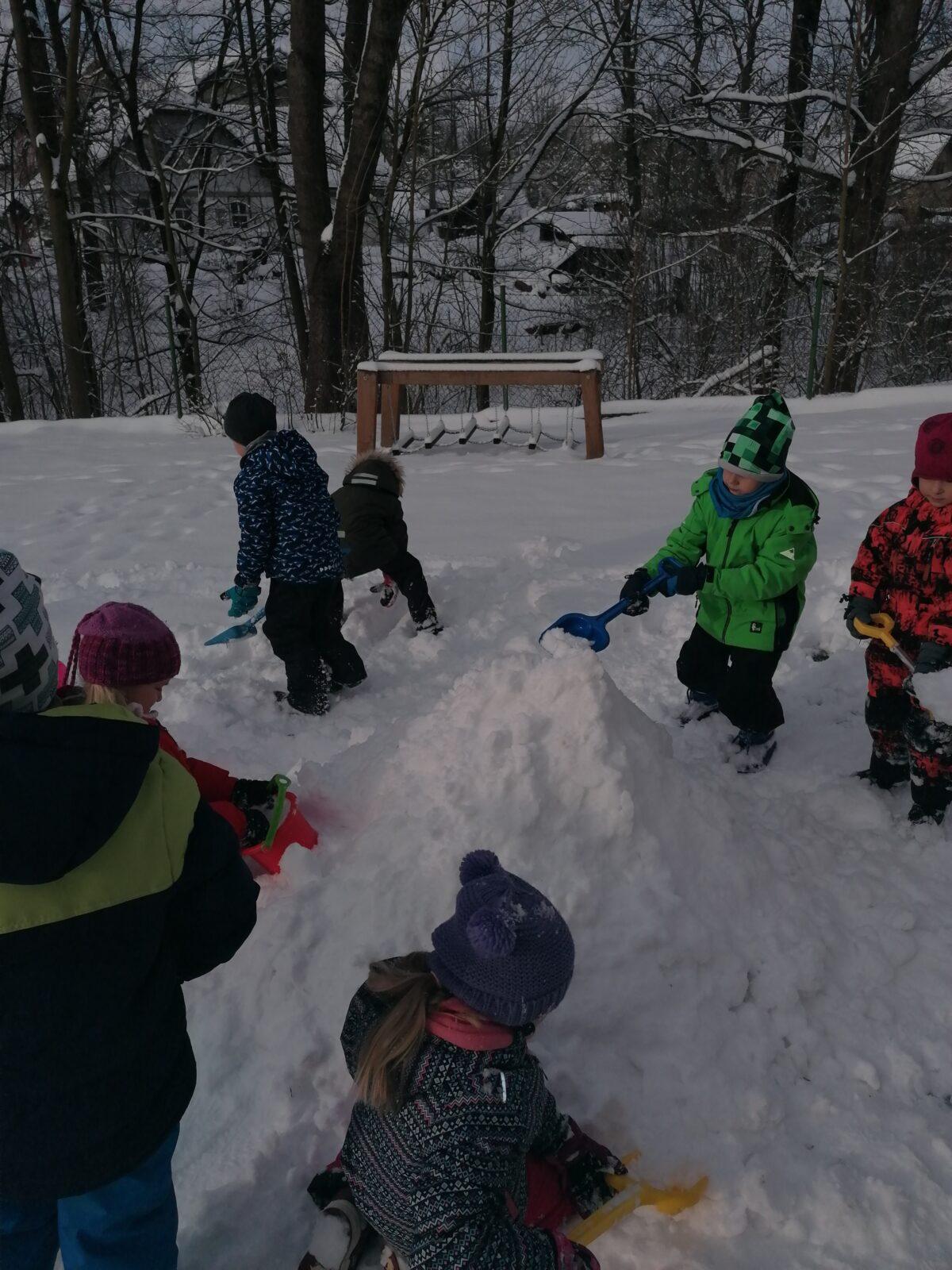 Sněhové radovánky na zahradě MŠ - 3