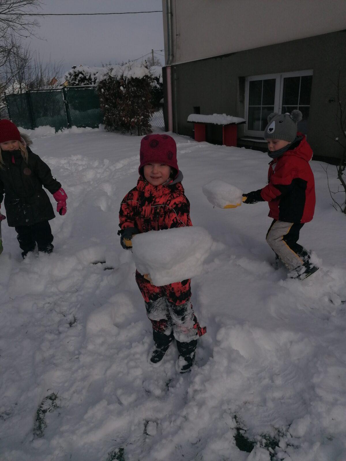 Sněhové radovánky na zahradě MŠ - 4