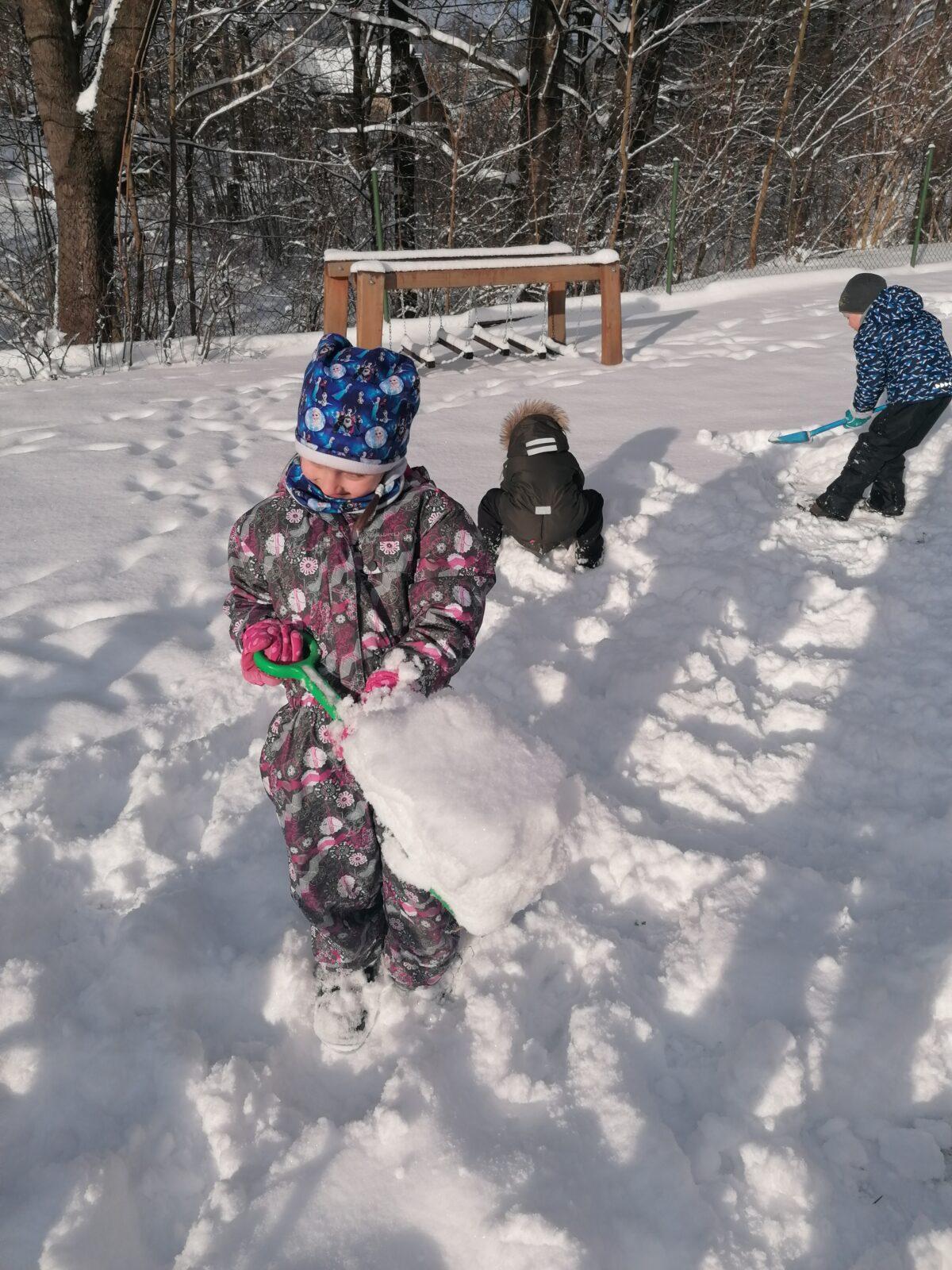 Sněhové radovánky na zahradě MŠ - 10