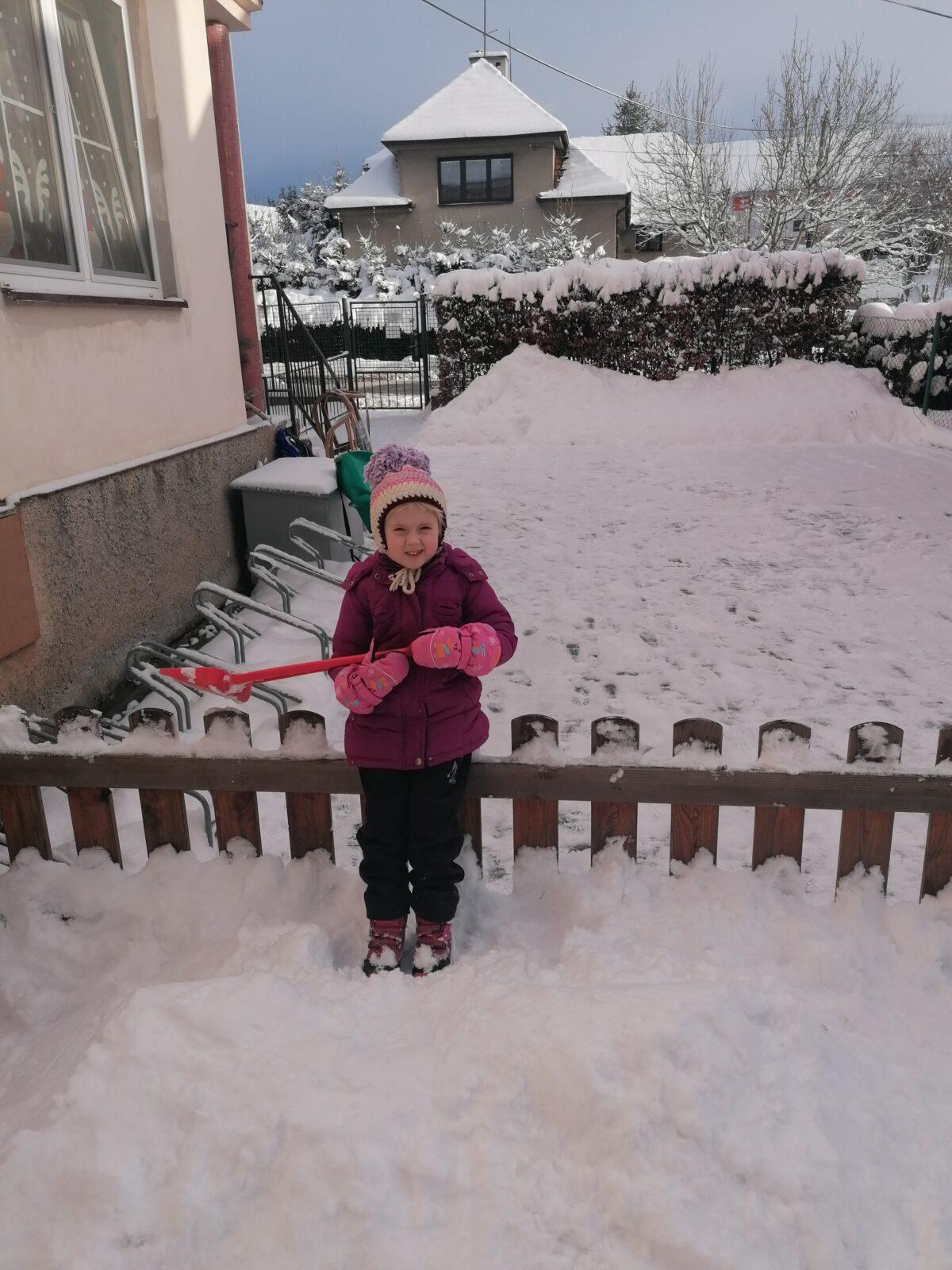 Sněhové radovánky na zahradě MŠ - 12