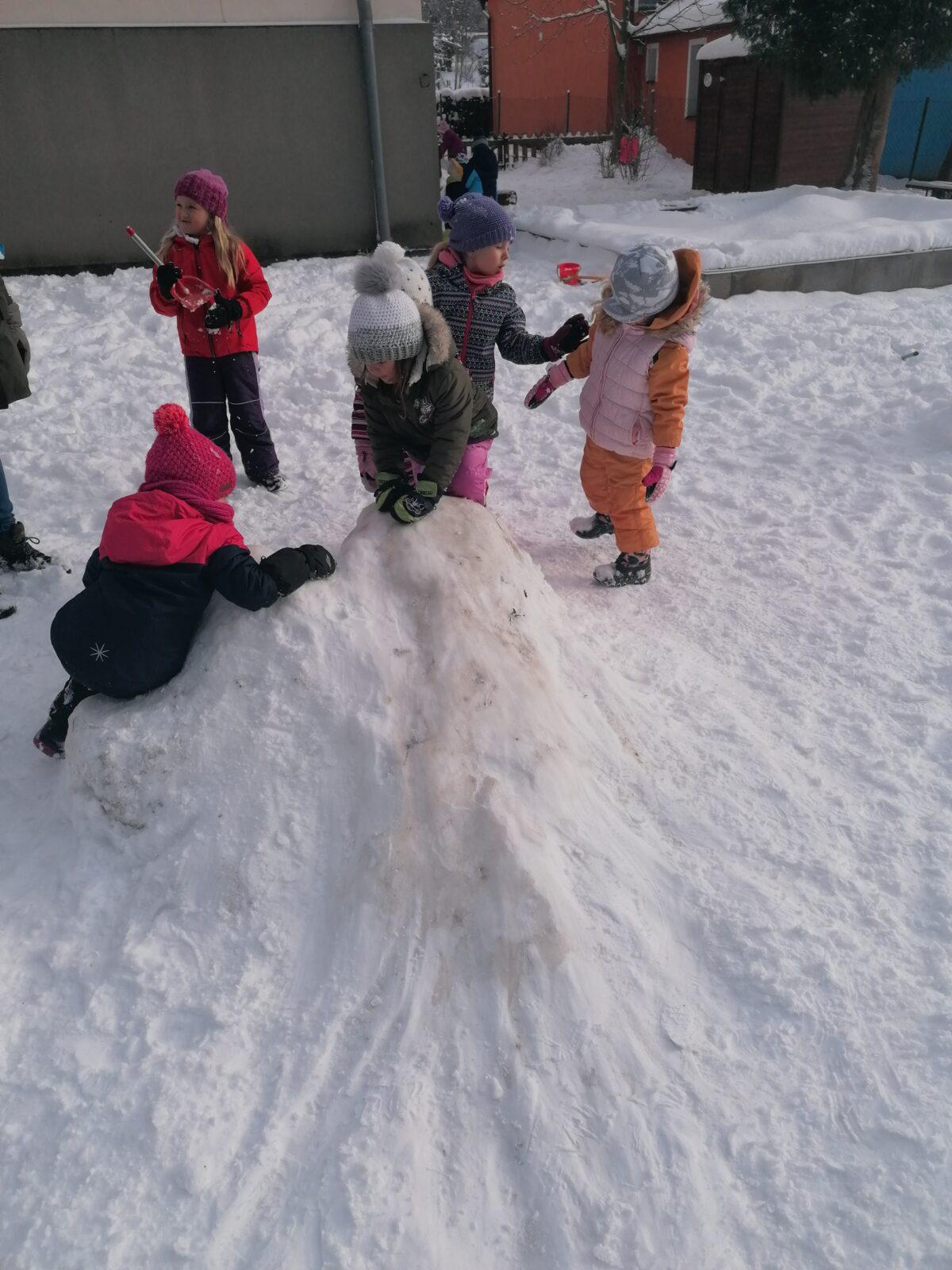 Sněhové radovánky na zahradě MŠ - 15
