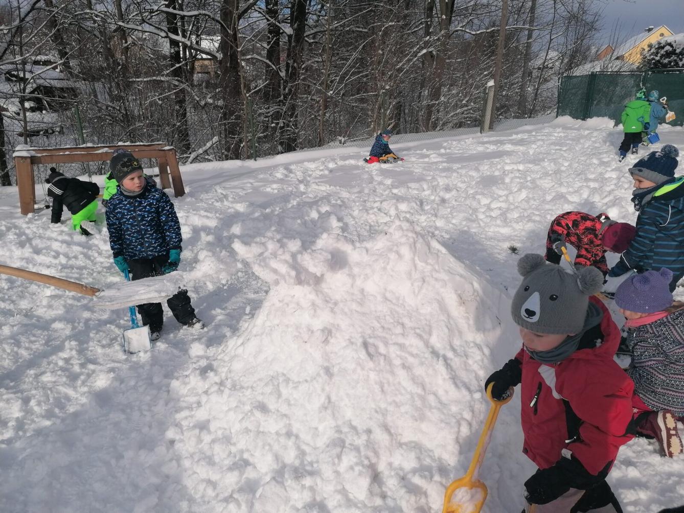 Sněhové radovánky na zahradě MŠ - 17