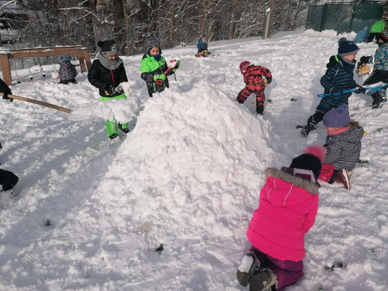 Sněhové radovánky na zahradě MŠ - 18