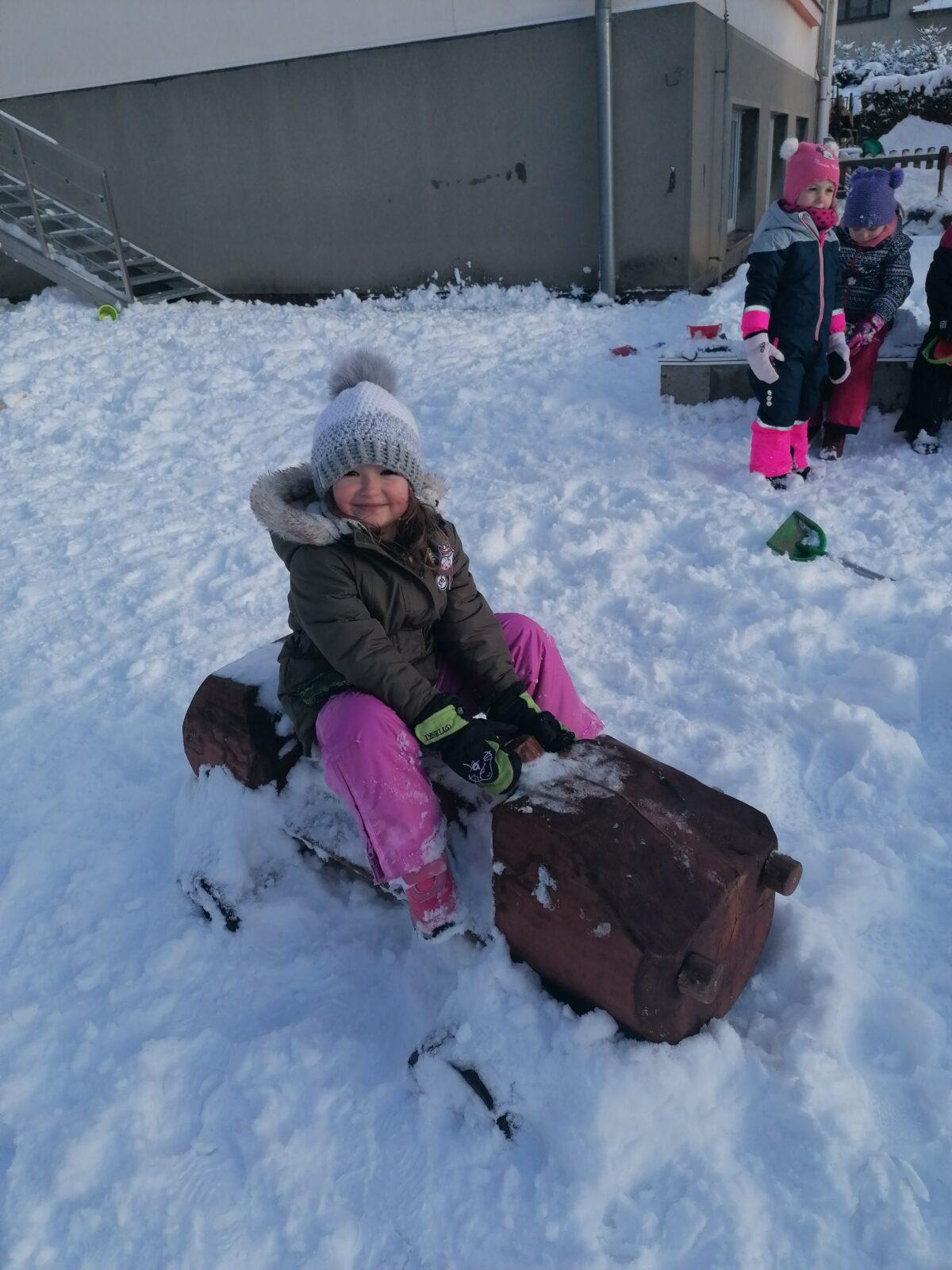 Sněhové radovánky na zahradě MŠ - 20