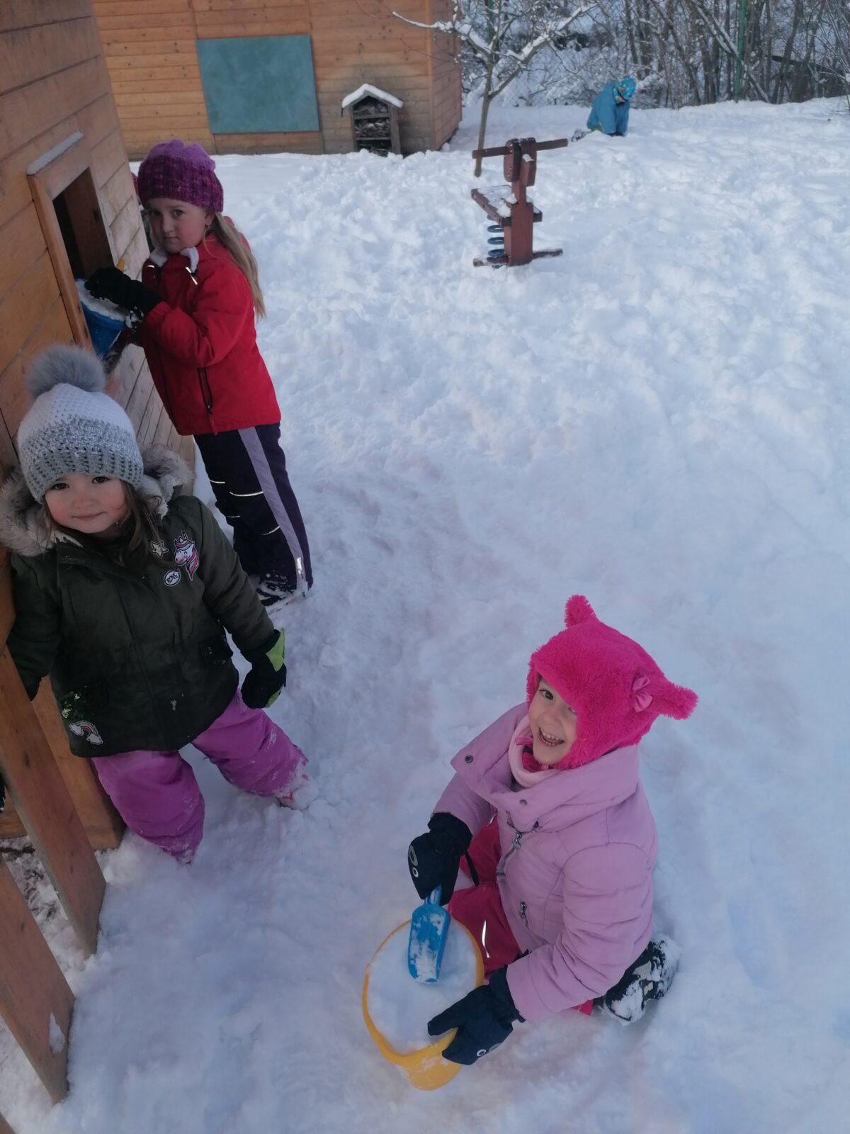 Sněhové radovánky na zahradě MŠ - 22