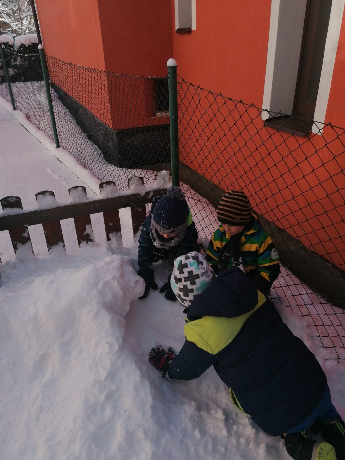 Sněhové radovánky na zahradě MŠ - 23