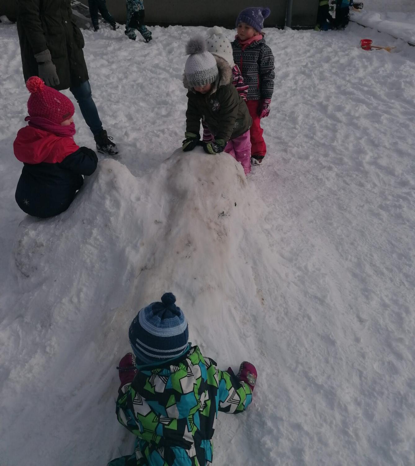 Sněhové radovánky na zahradě MŠ - 24