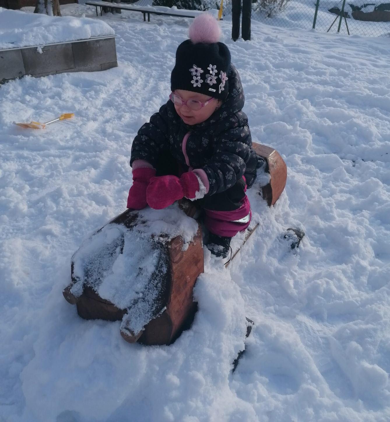 Sněhové radovánky na zahradě MŠ - 25