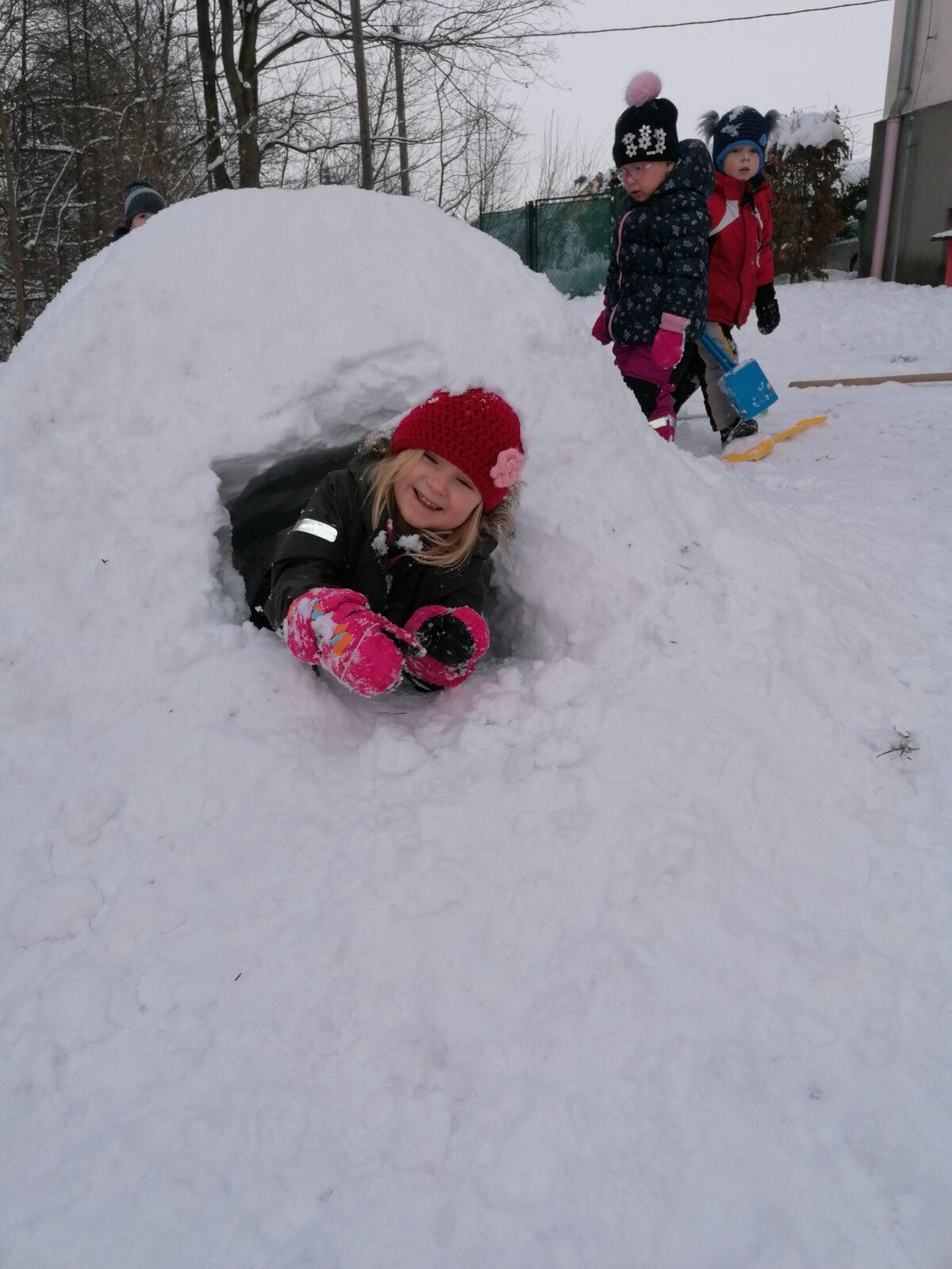 Radovánky na zahradě MŠ: dokončování iglú (tunelu) - 5