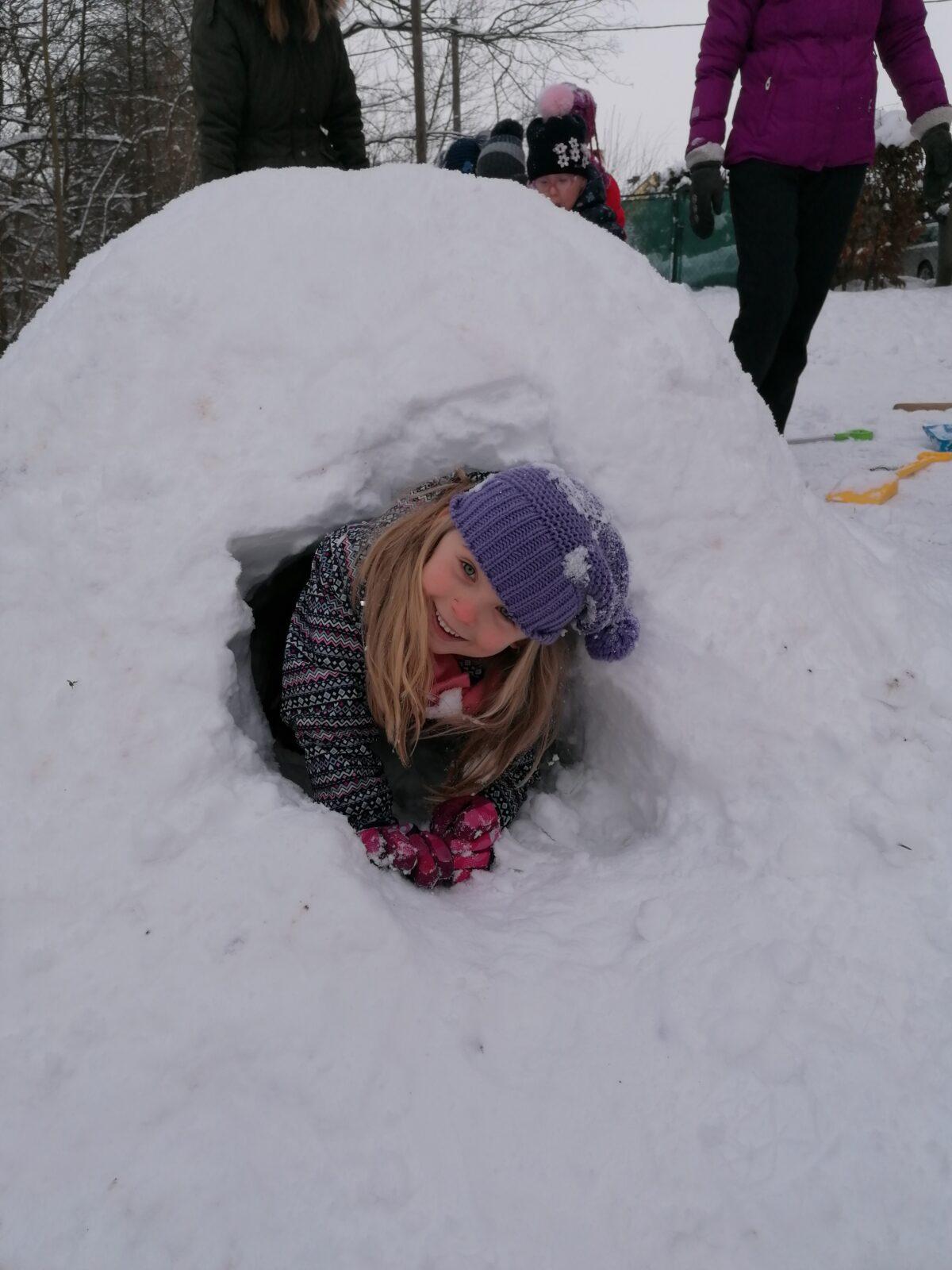 Radovánky na zahradě MŠ: dokončování iglú (tunelu) - 8