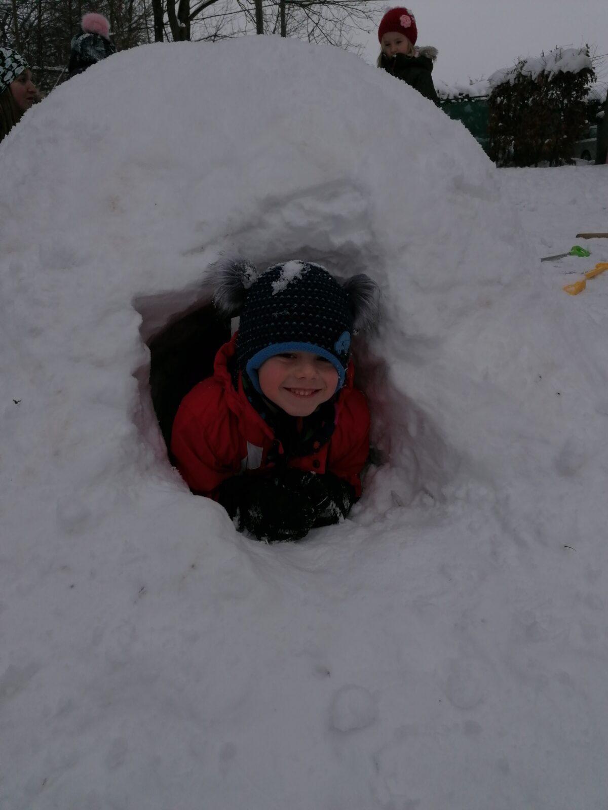 Radovánky na zahradě MŠ: dokončování iglú (tunelu) - 10