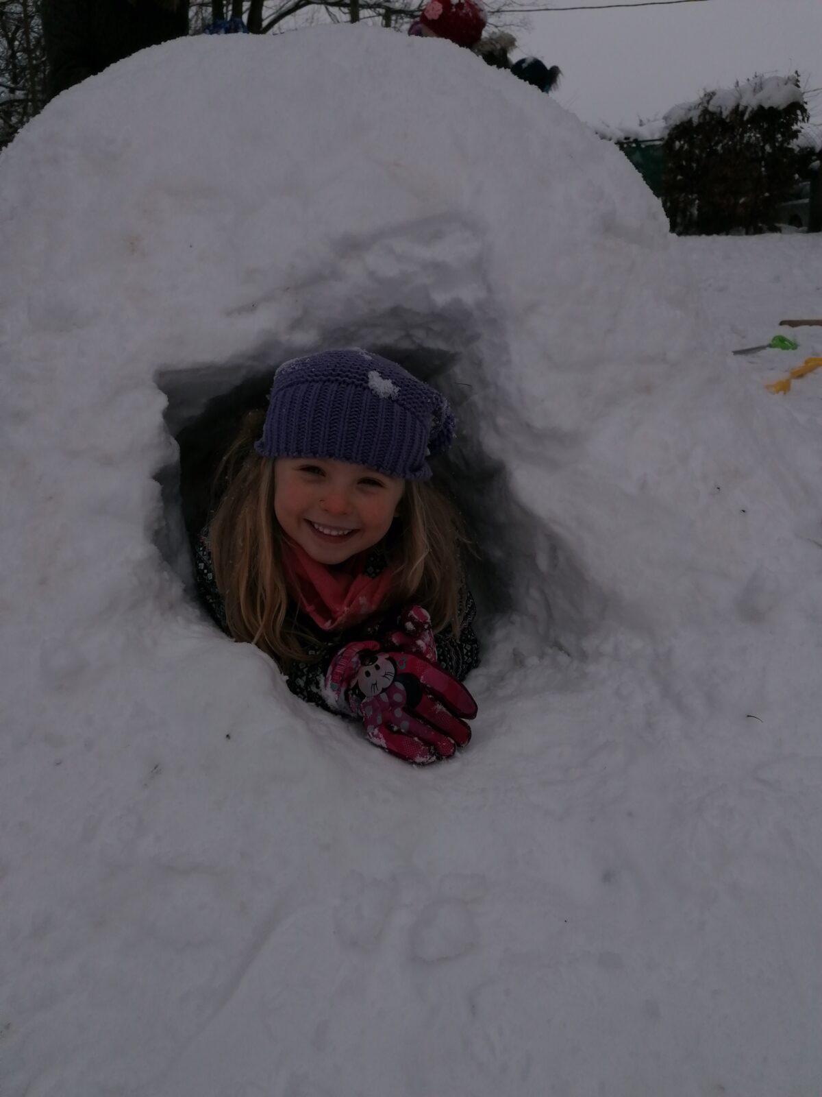 Radovánky na zahradě MŠ: dokončování iglú (tunelu) - 11