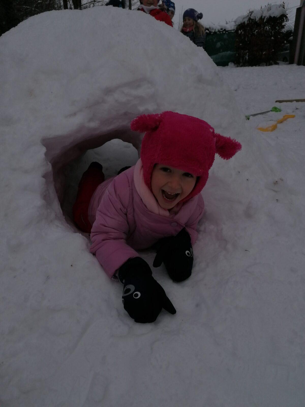 Radovánky na zahradě MŠ: dokončování iglú (tunelu) - 12