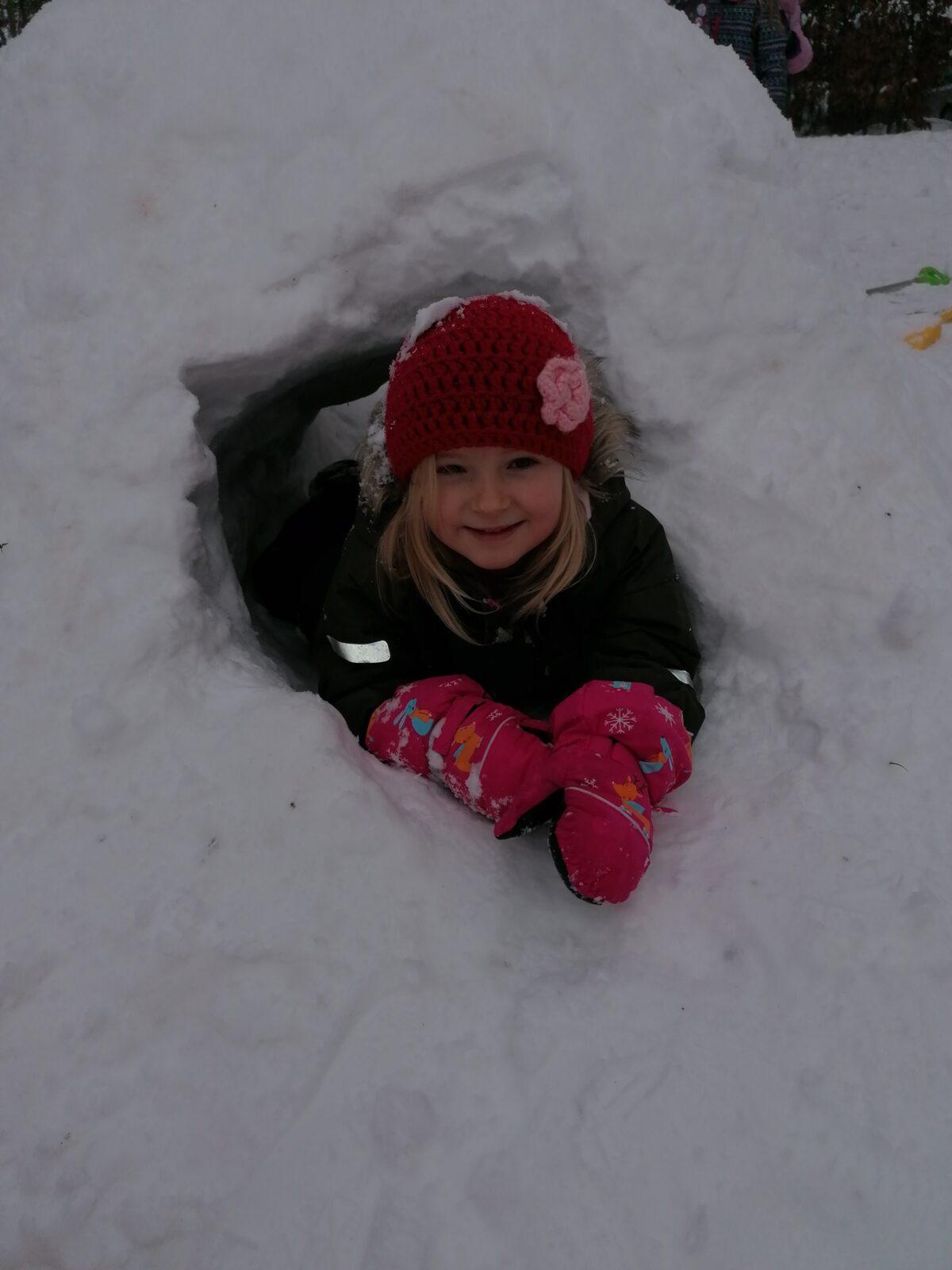 Radovánky na zahradě MŠ: dokončování iglú (tunelu) - 13