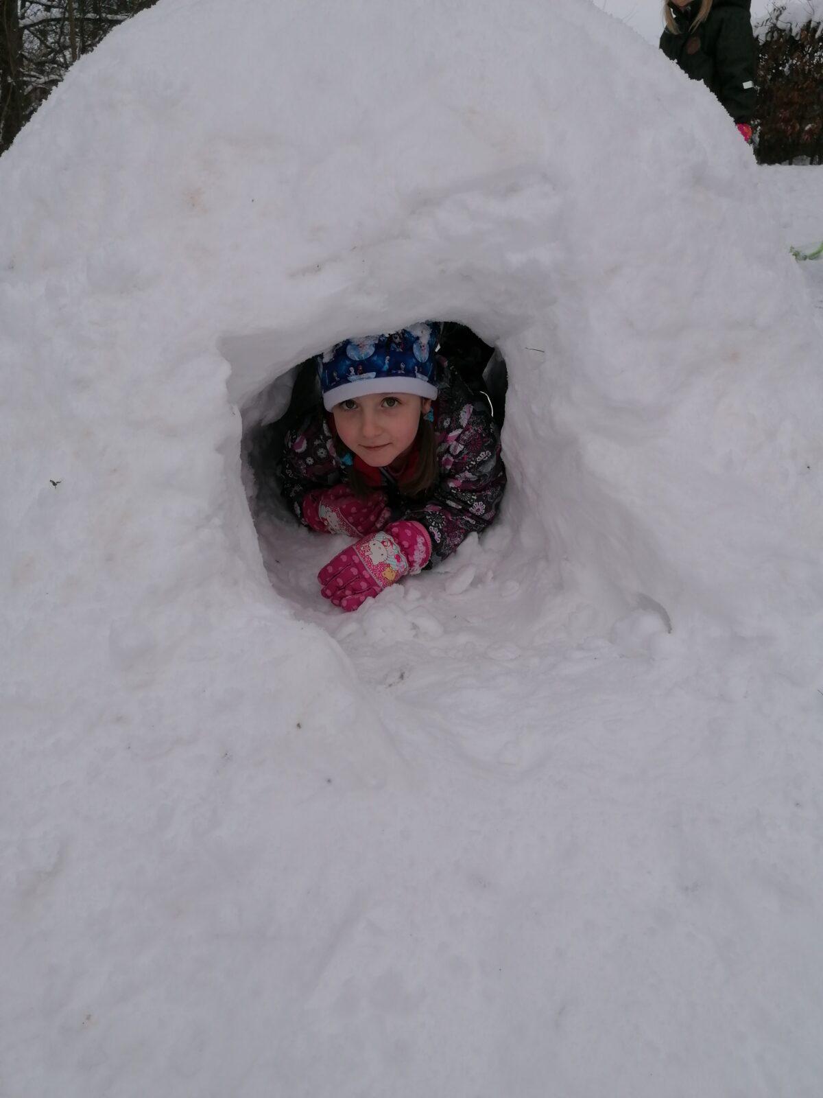 Radovánky na zahradě MŠ: dokončování iglú (tunelu) - 15