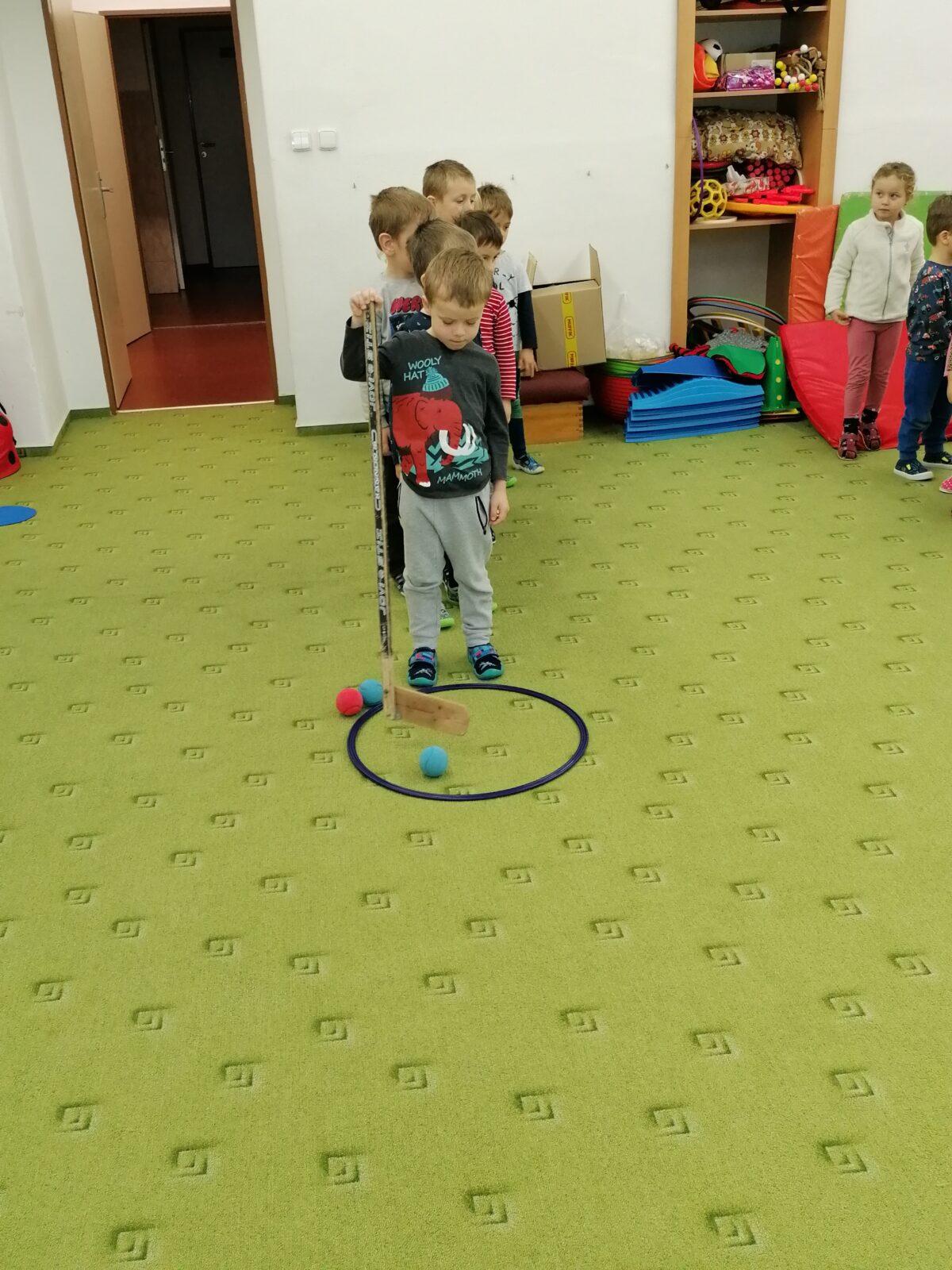 ZIMNÍ OLYMPIJSKÉ HRY V MŠ V. (hod koulí na cíl a "hokej") - 1