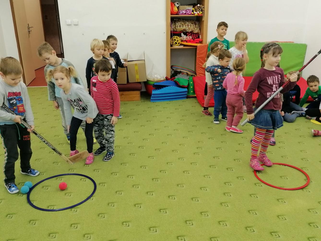 ZIMNÍ OLYMPIJSKÉ HRY V MŠ V. (hod koulí na cíl a "hokej") - 4