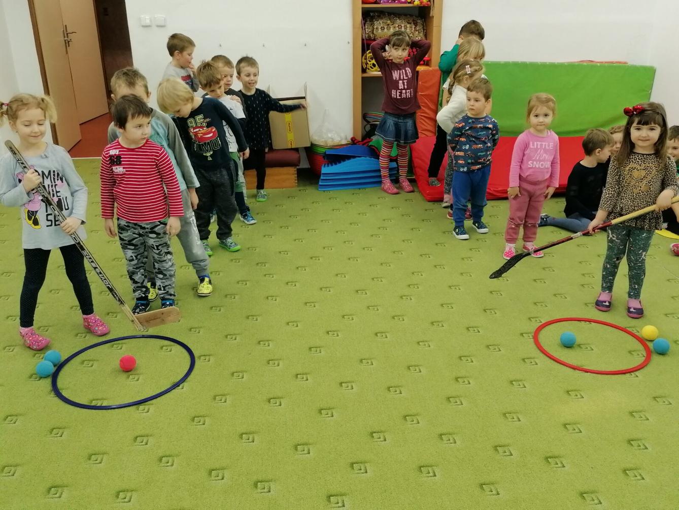 ZIMNÍ OLYMPIJSKÉ HRY V MŠ V. (hod koulí na cíl a "hokej") - 5