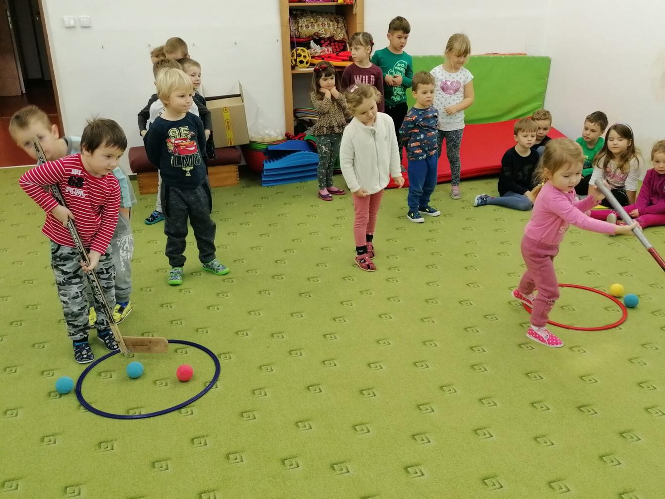 ZIMNÍ OLYMPIJSKÉ HRY V MŠ V. (hod koulí na cíl a "hokej") - 6