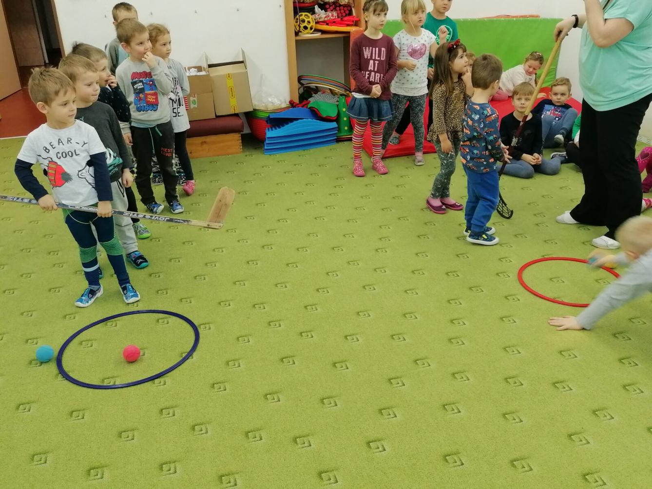 ZIMNÍ OLYMPIJSKÉ HRY V MŠ V. (hod koulí na cíl a "hokej") - 9