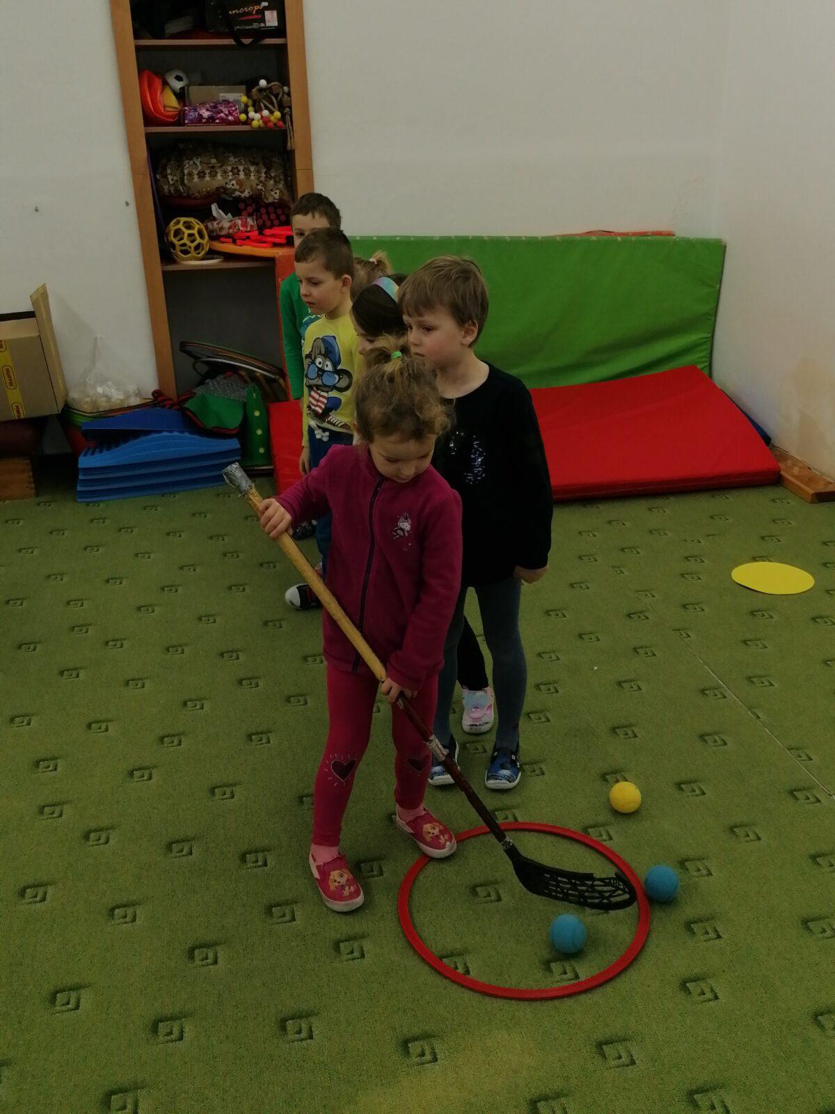 ZIMNÍ OLYMPIJSKÉ HRY V MŠ V. (hod koulí na cíl a "hokej") - 11