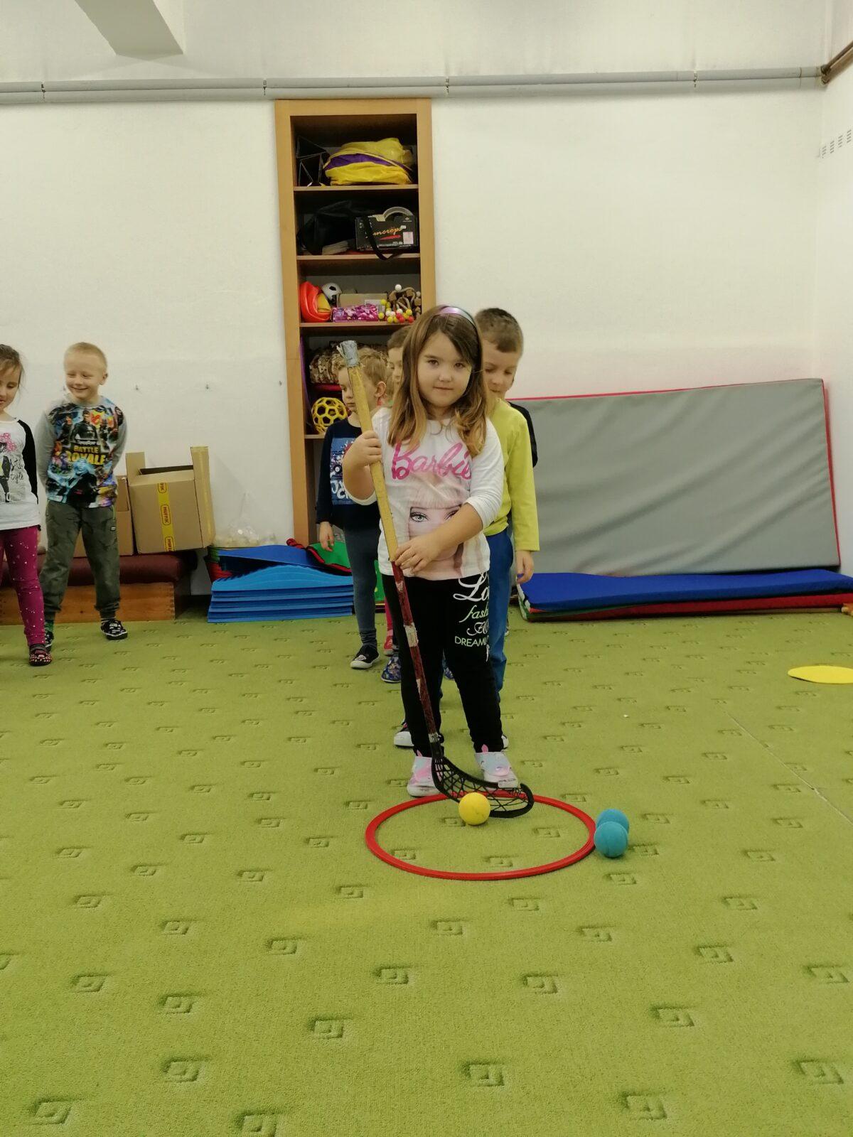 ZIMNÍ OLYMPIJSKÉ HRY V MŠ V. (hod koulí na cíl a "hokej") - 15