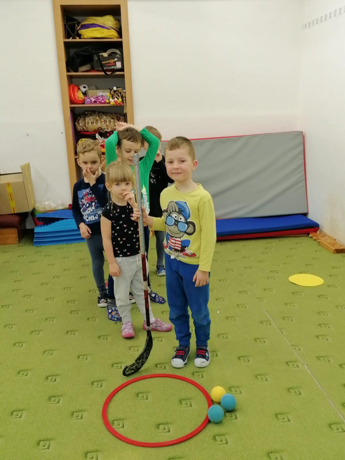 ZIMNÍ OLYMPIJSKÉ HRY V MŠ V. (hod koulí na cíl a "hokej") - 18