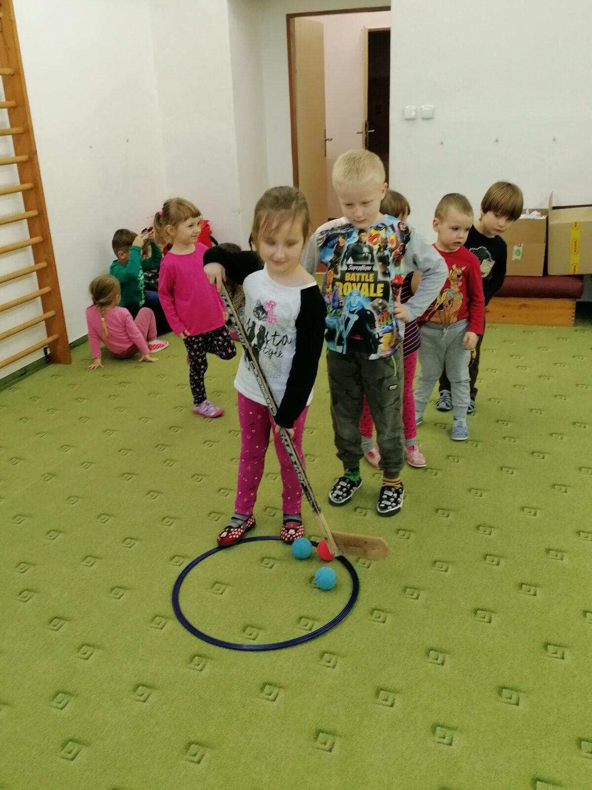 ZIMNÍ OLYMPIJSKÉ HRY V MŠ V. (hod koulí na cíl a "hokej") - 21