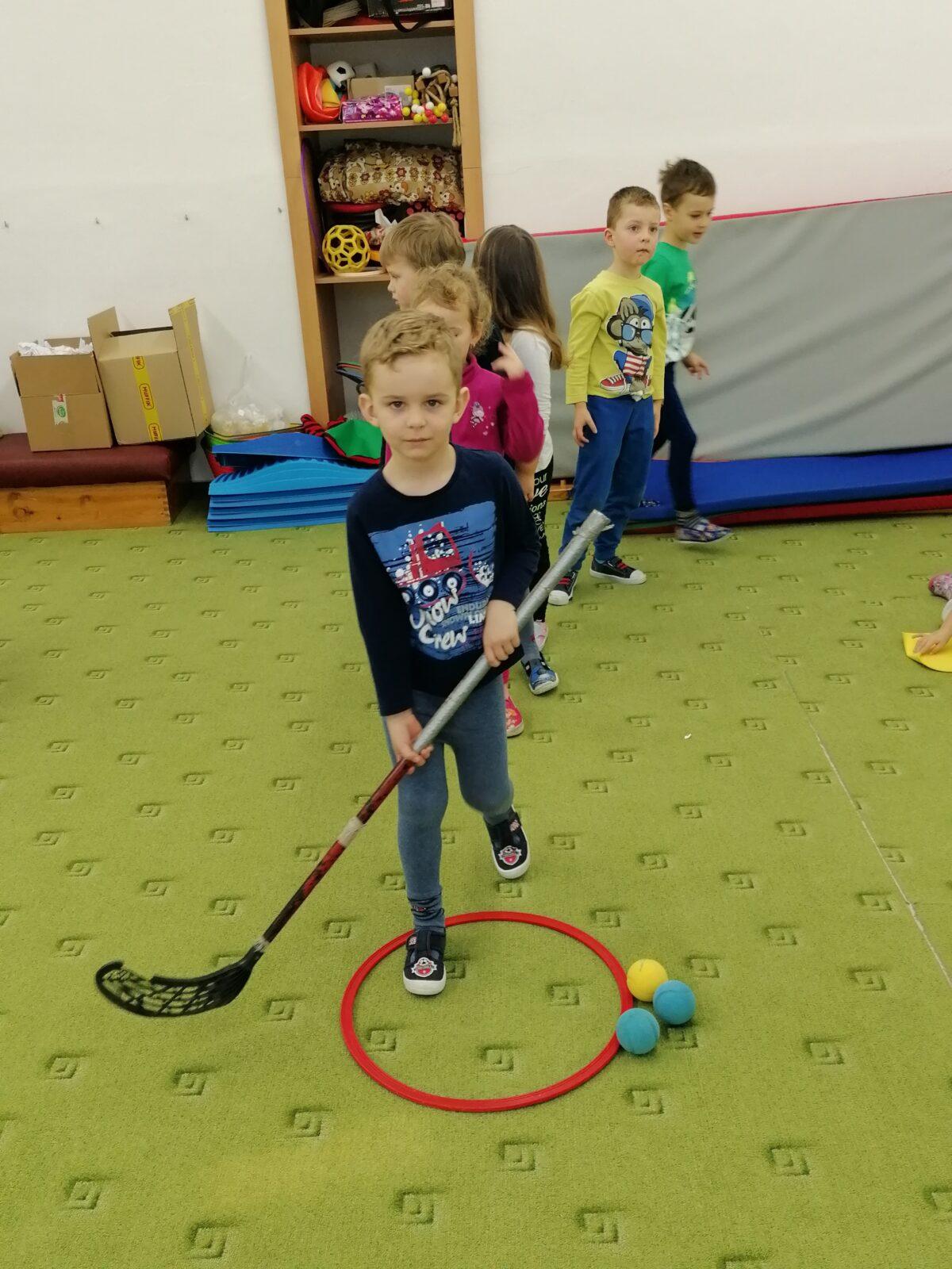 ZIMNÍ OLYMPIJSKÉ HRY V MŠ V. (hod koulí na cíl a "hokej") - 23