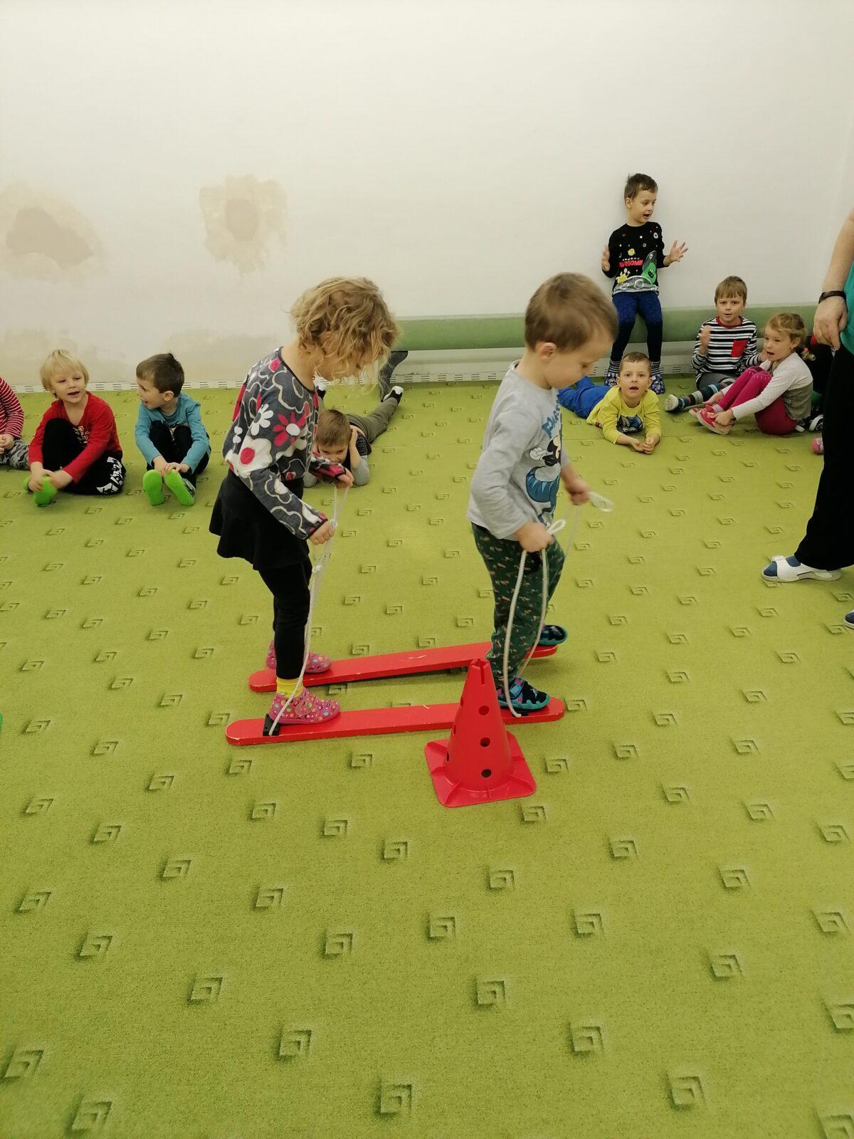 ZIMNÍ OLYMPIJSKÉ HRY V MŠ VI. (slalom na lyžích a "padák") - 16